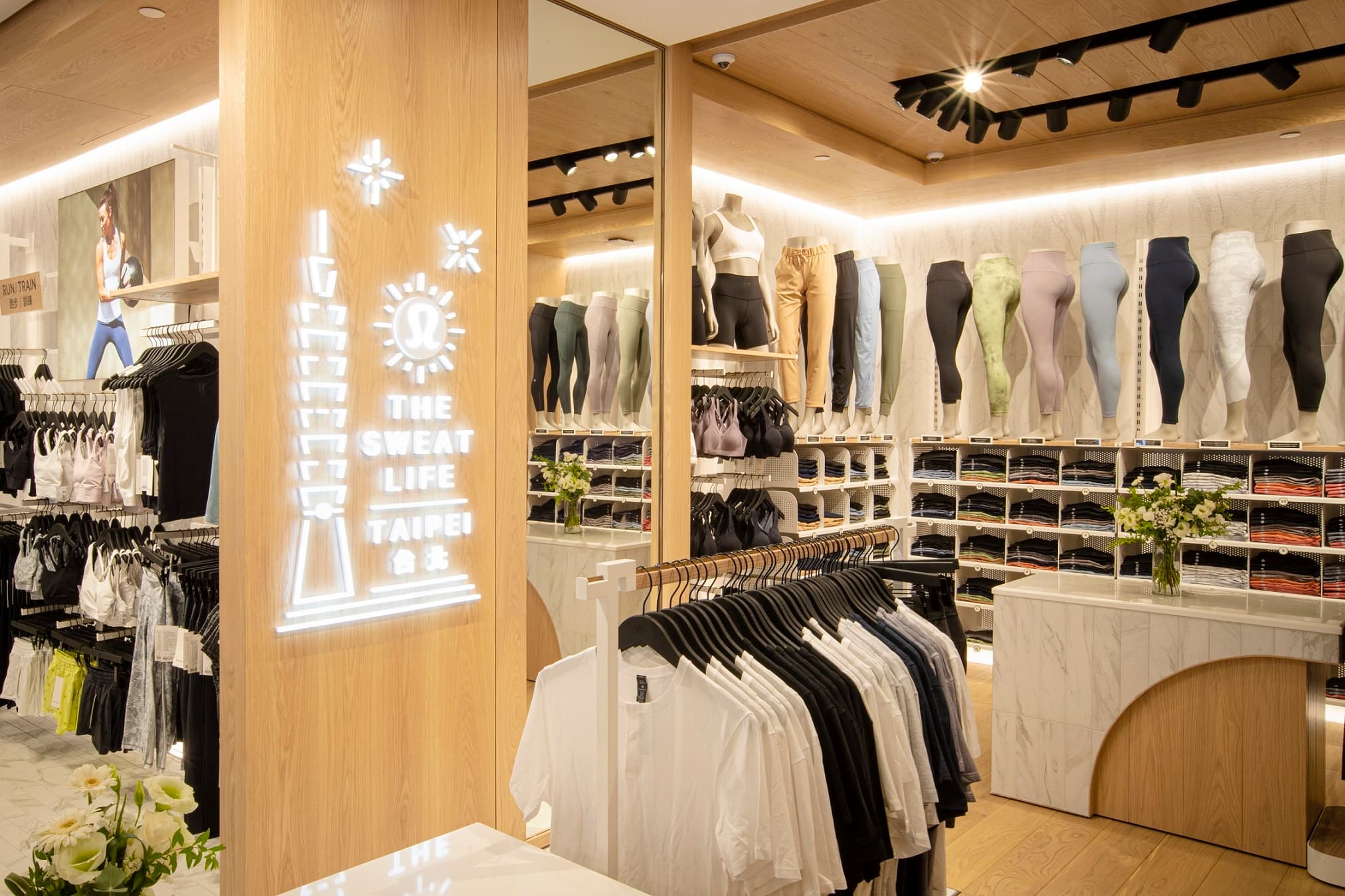 lululemon台北101門市占地約50坪,運用台灣磚瓦建築作為靈感取材,並精心在試衣間妝點台灣花布。