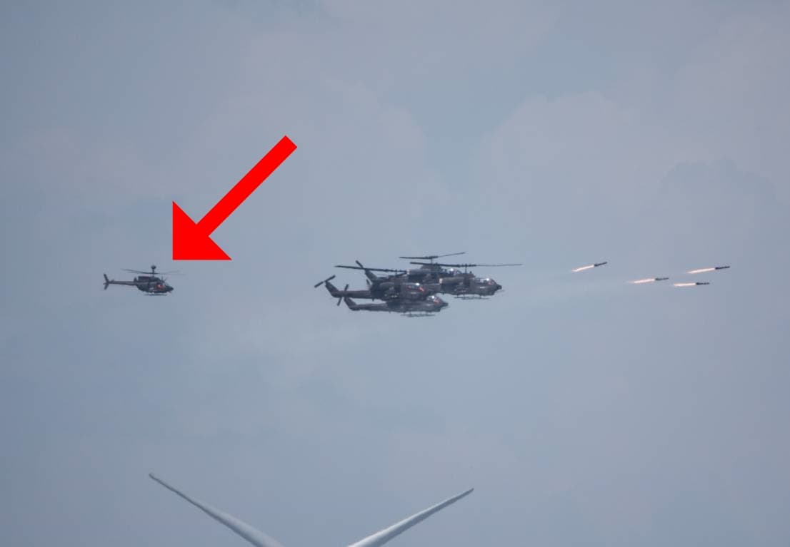 OH-58D戰搜直升機（紅箭頭者）發生墜毀事故。圖為漢光演習照片。（國防部提供）
