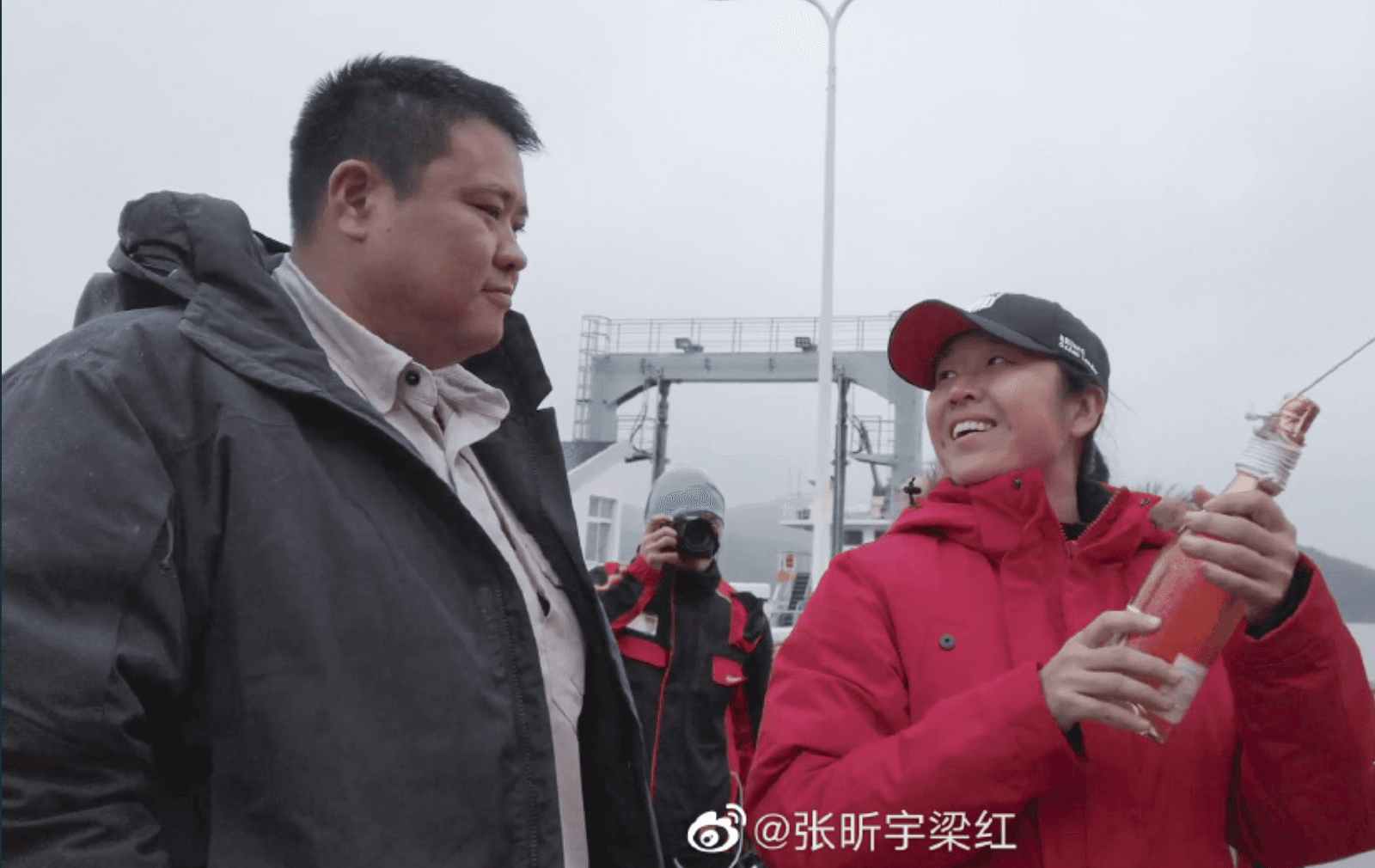 夫妻倆感情深厚,在旅途中互相扶持讓人為之動容。(翻攝張昕宇梁紅微博)