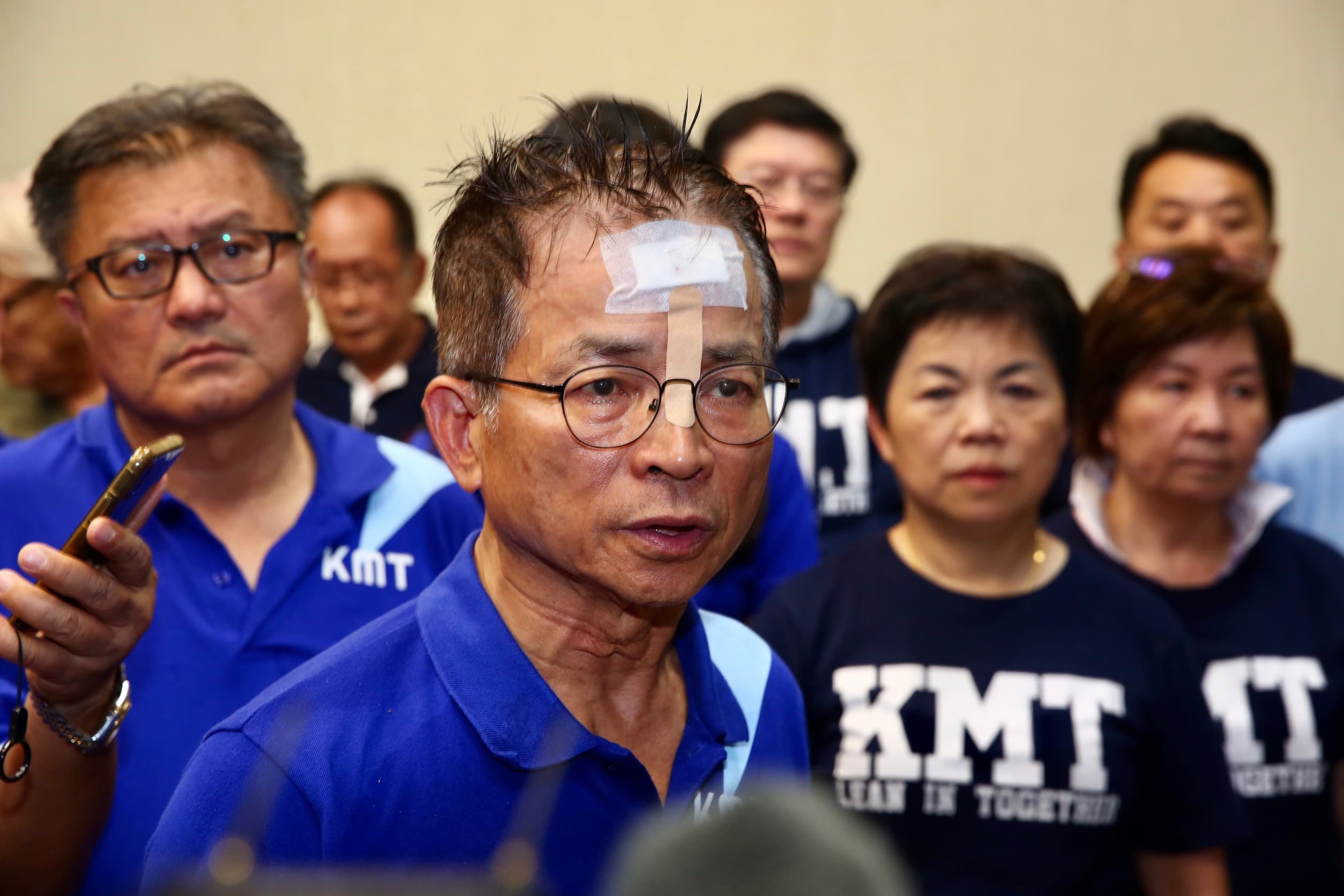 國民黨立委賴士葆頭部在混亂中受傷,貼上T字形OK繃。