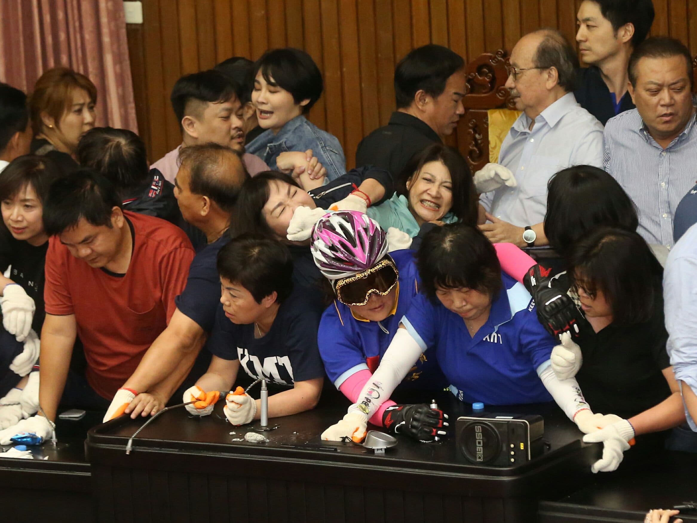 國民黨立委占領主席台,民進黨立委發動清場。