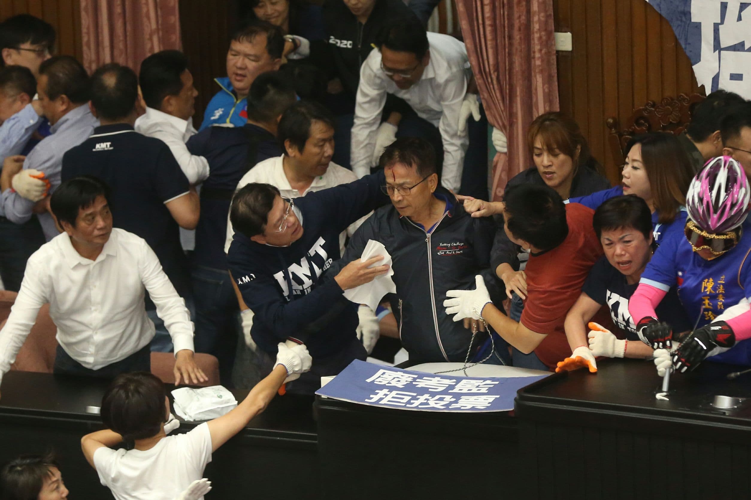 國民黨立委賴士葆在混亂中受傷,藍綠委紛紛上前關心傷勢。
