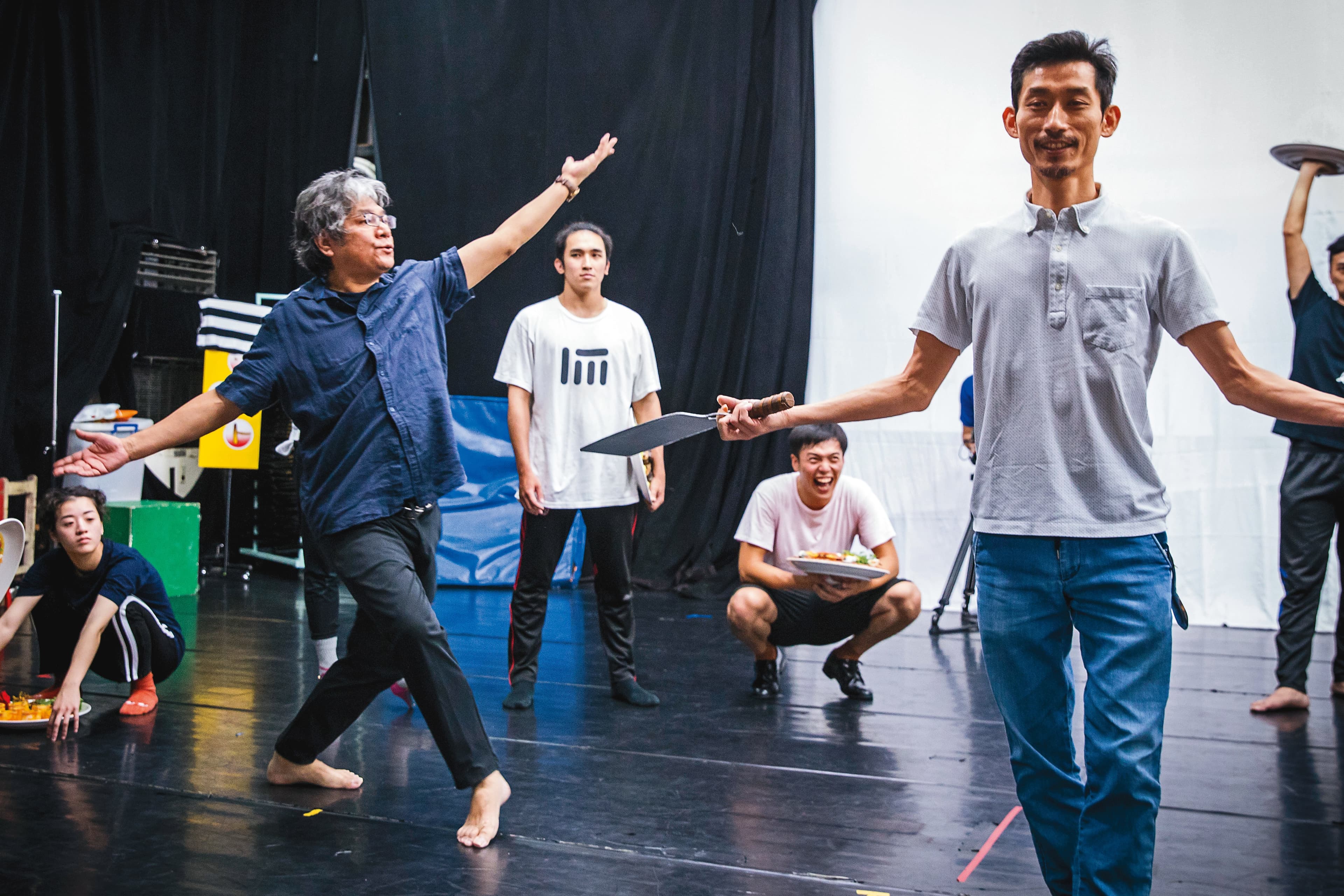 為了端午節總統府前演出,李永豐(左2)指導演員排練音樂劇《再會吧!北投》,親自示範肢體演出與走位。在劇場,他嚴肅也嚴格。