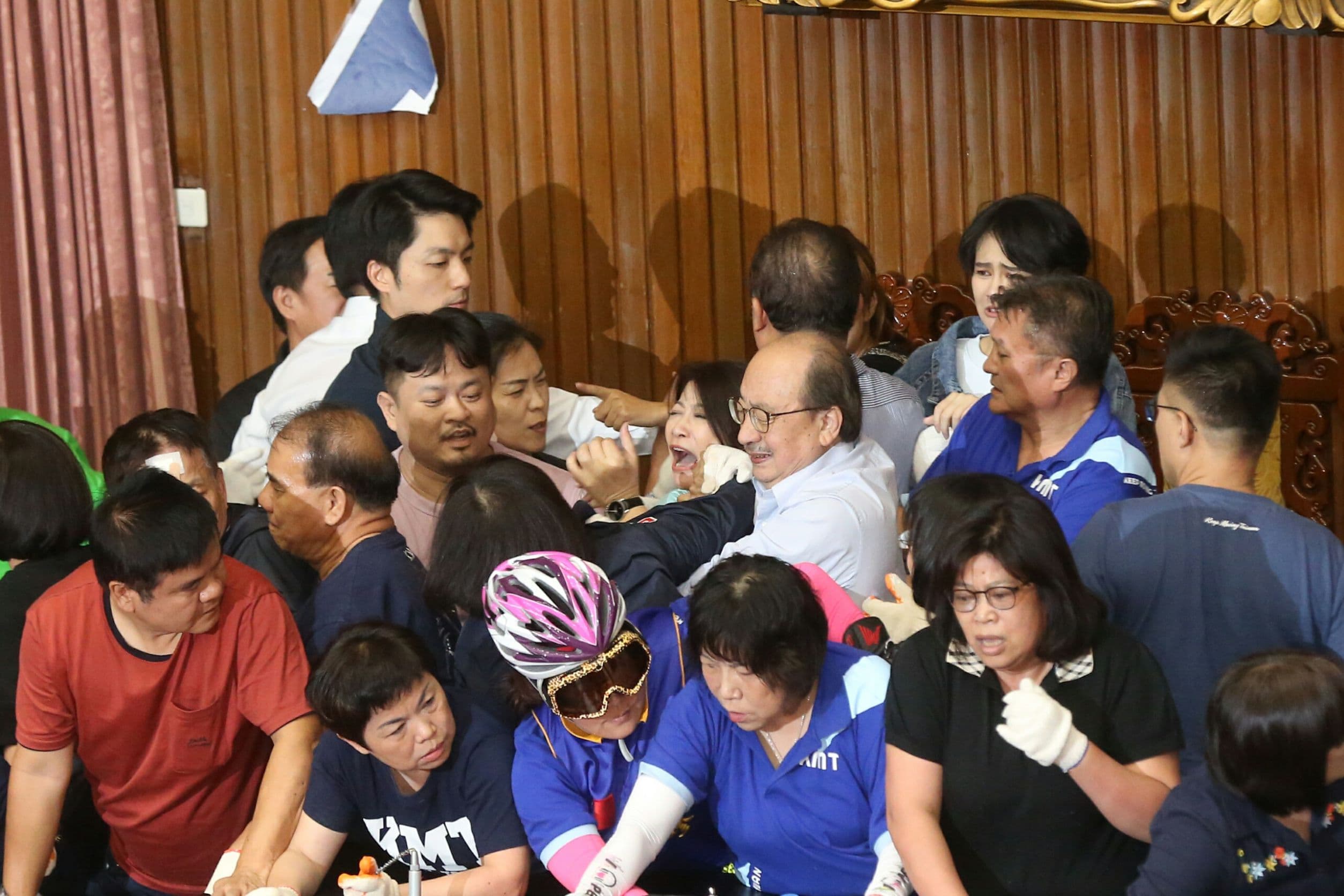 民進黨立委林楚茵想把國民黨立委呂玉玲拉開,右手被對方一口咬住。