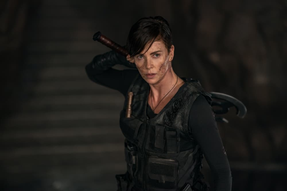 如何打贏《不死軍團》線上遊戲,贏取83年免費的Netflix,偷偷告訴你,線索跟莎莉賽隆擅長的兵器有關。(Netflix提供)