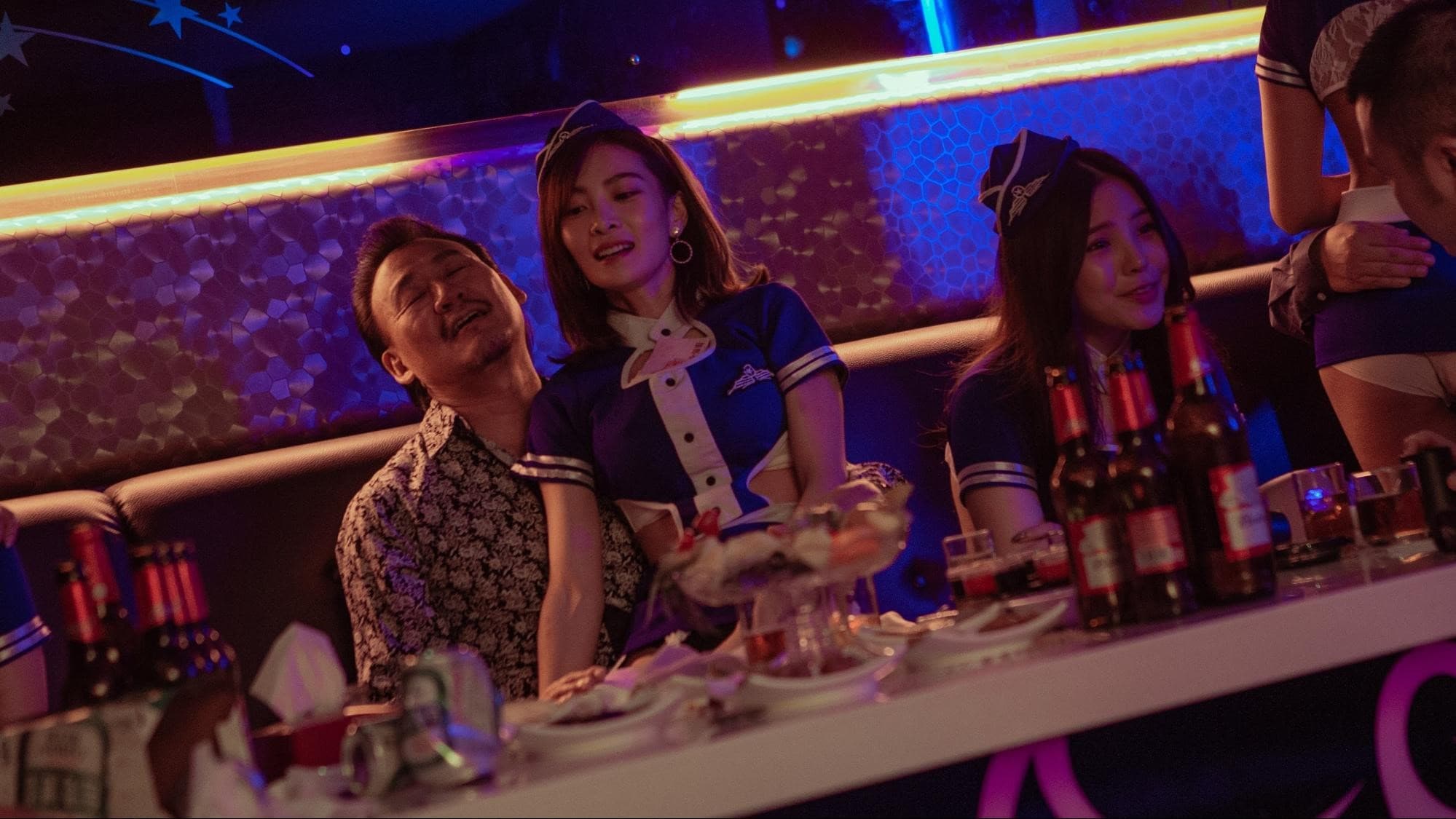 影片特別就李亦捷(中)飾演的酒店小姐請「酒店顧問」,真實呈現酒店的人物與場景細節。(好威映象提供)