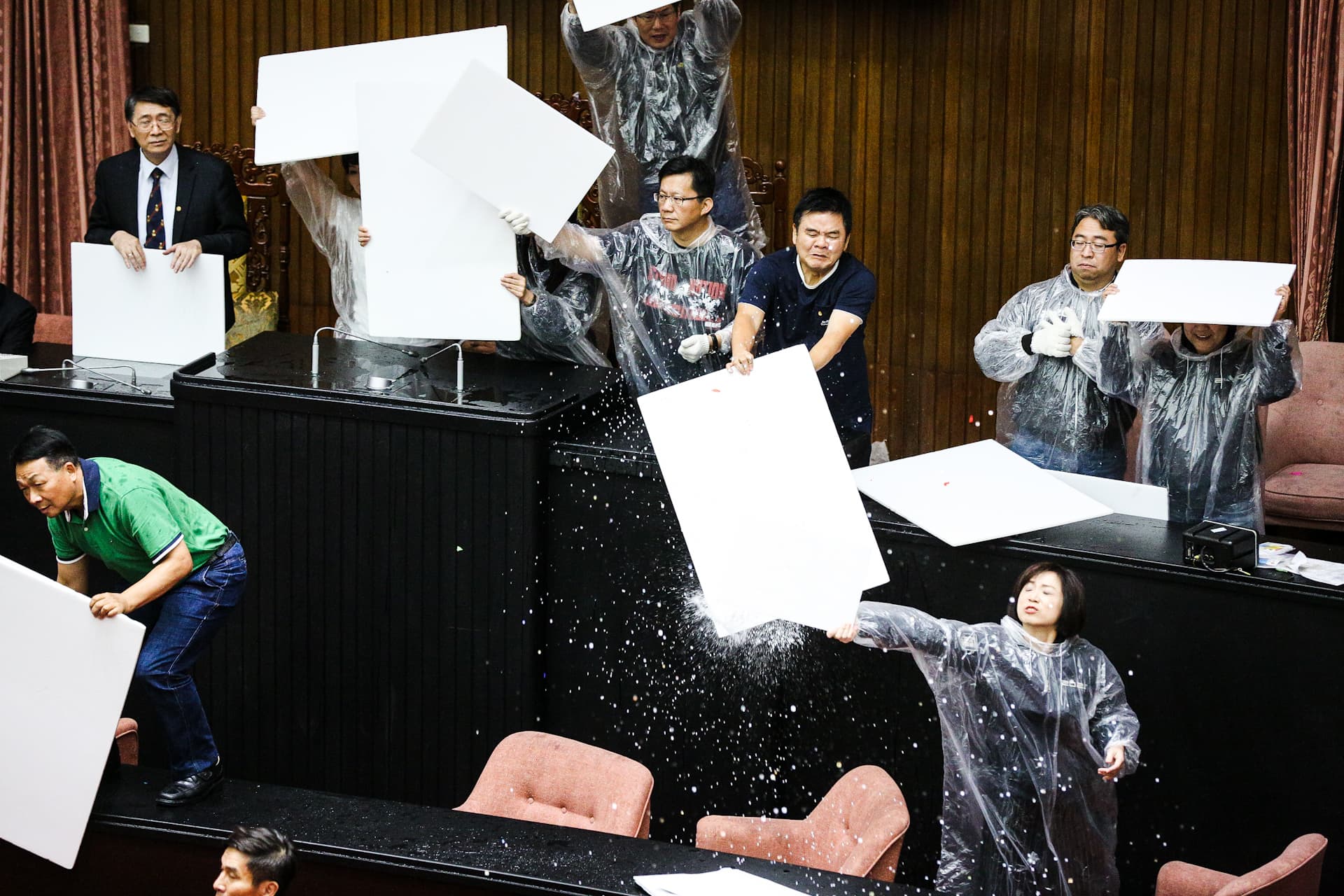 國民黨團發動「水球大戰」,民進黨則以珍珠板擋住水球。