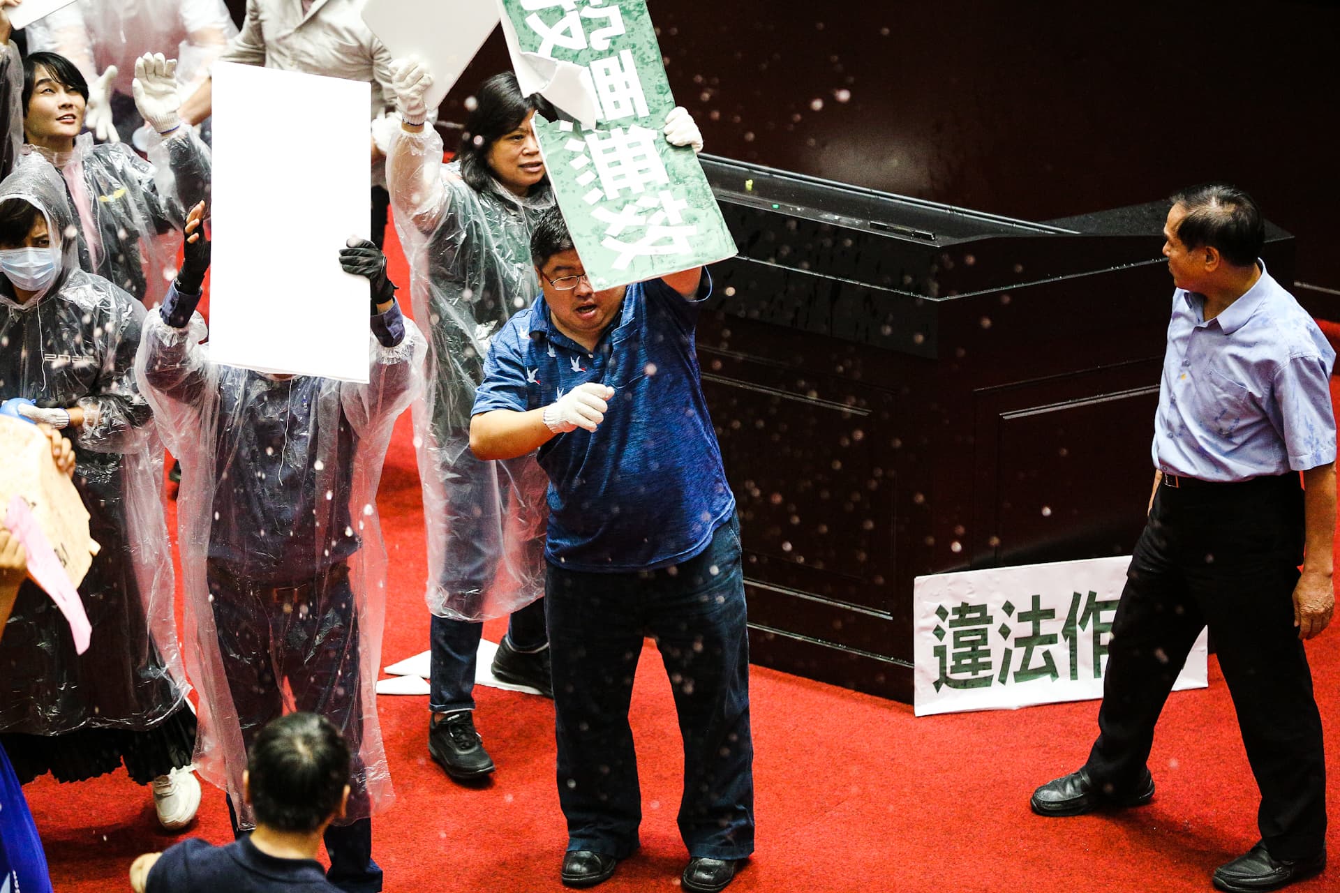 國民黨團發動「水球大戰」,民進黨則以珍珠板擋住水球。