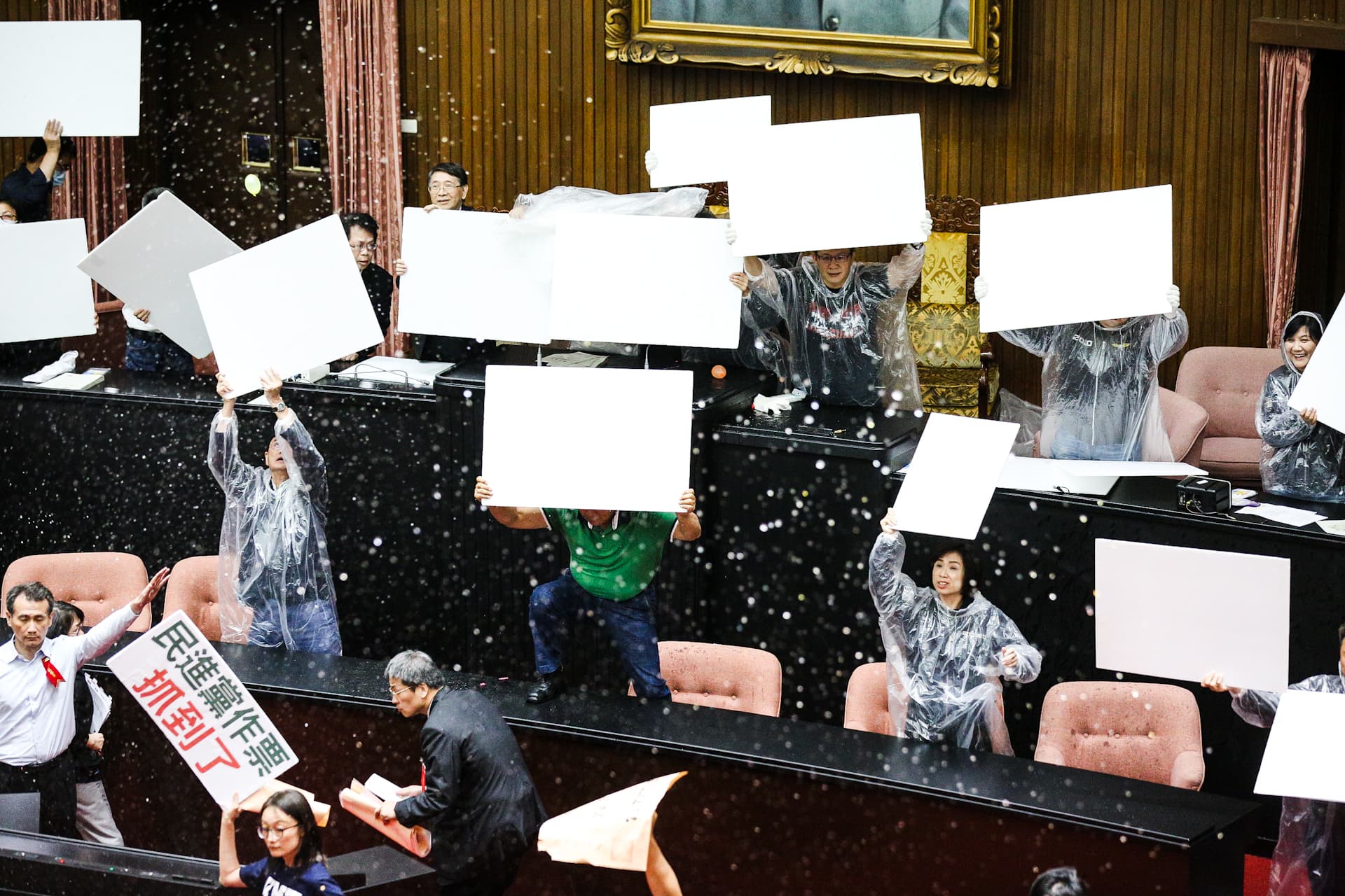 國民黨團發動「水球大戰」,使議場頓時水花四濺。