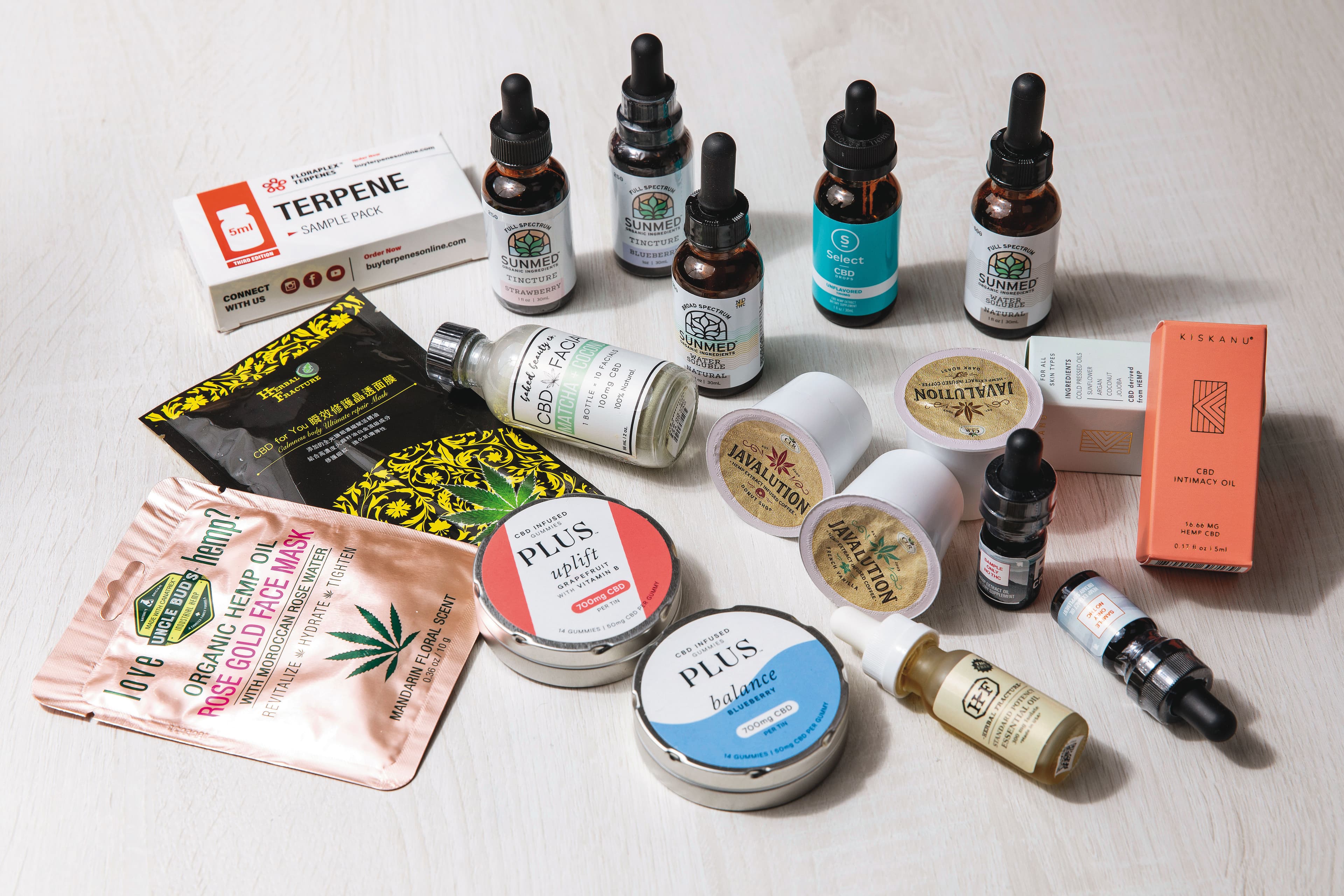 李菁琪律師攤開一堆從國外購買的CBD商品,有的加在軟糖、有的做成面膜,產品相當多元。