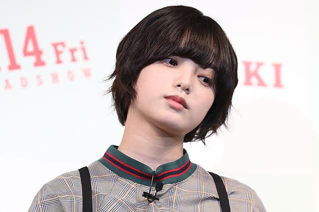 平手友梨奈在「欅坂46」中是「絕對C位」的存在,連續擔任8張單曲C位,地位屹立不搖。(翻攝livedoor news)