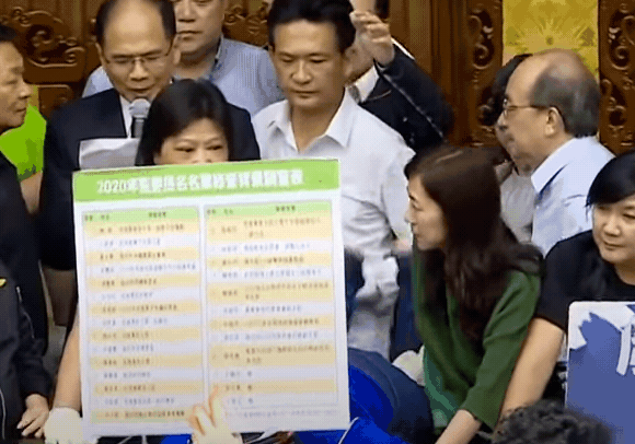 陳玉珍死守主席台雙腳不斷亂踢,綠委王美惠直接被踢到面部,讓王頓時爆氣捶打回擊。
