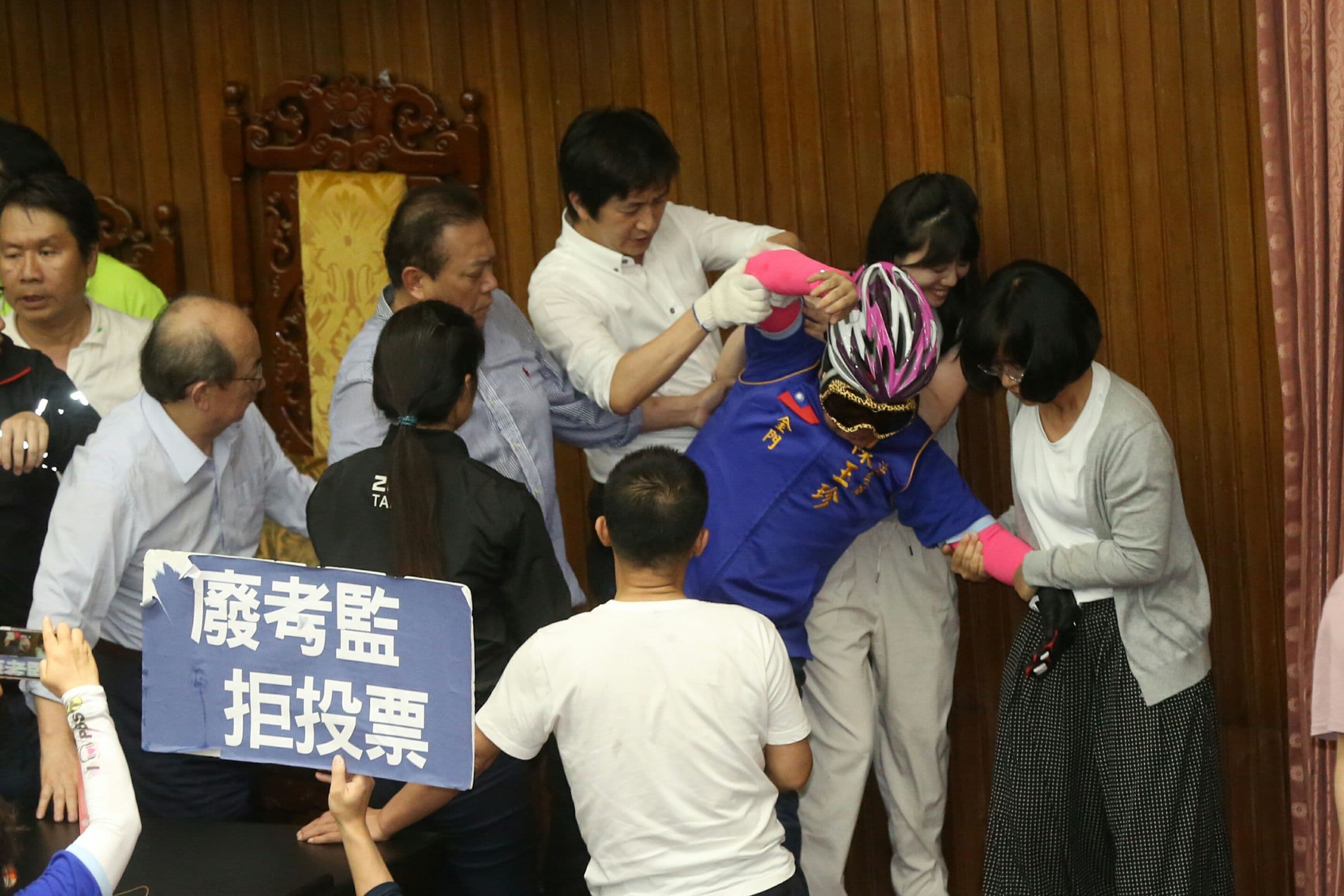 陳玉珍獨自死守主席台約50分鐘後,才被眾多綠委抬出現場。