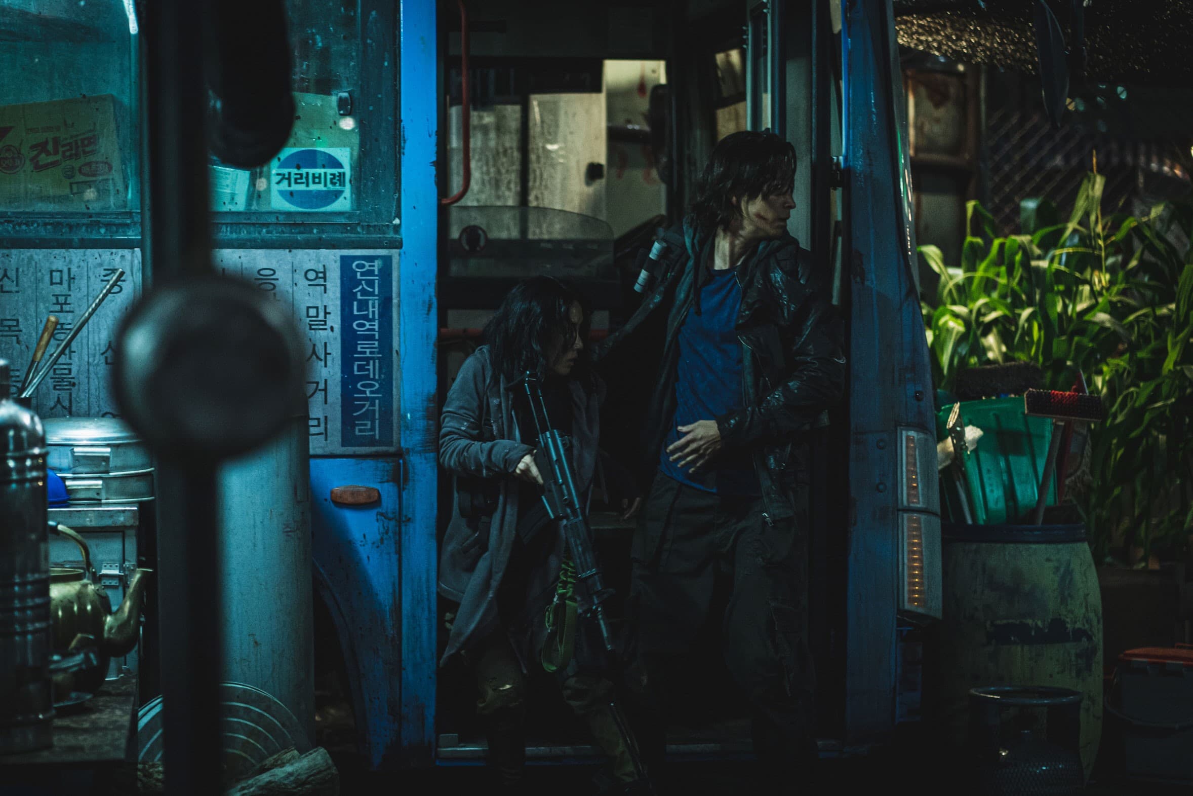 姜棟元(右)和李貞賢在《屍速列車2:感染半島》並肩作戰對抗喪屍。(車庫娛樂提供)