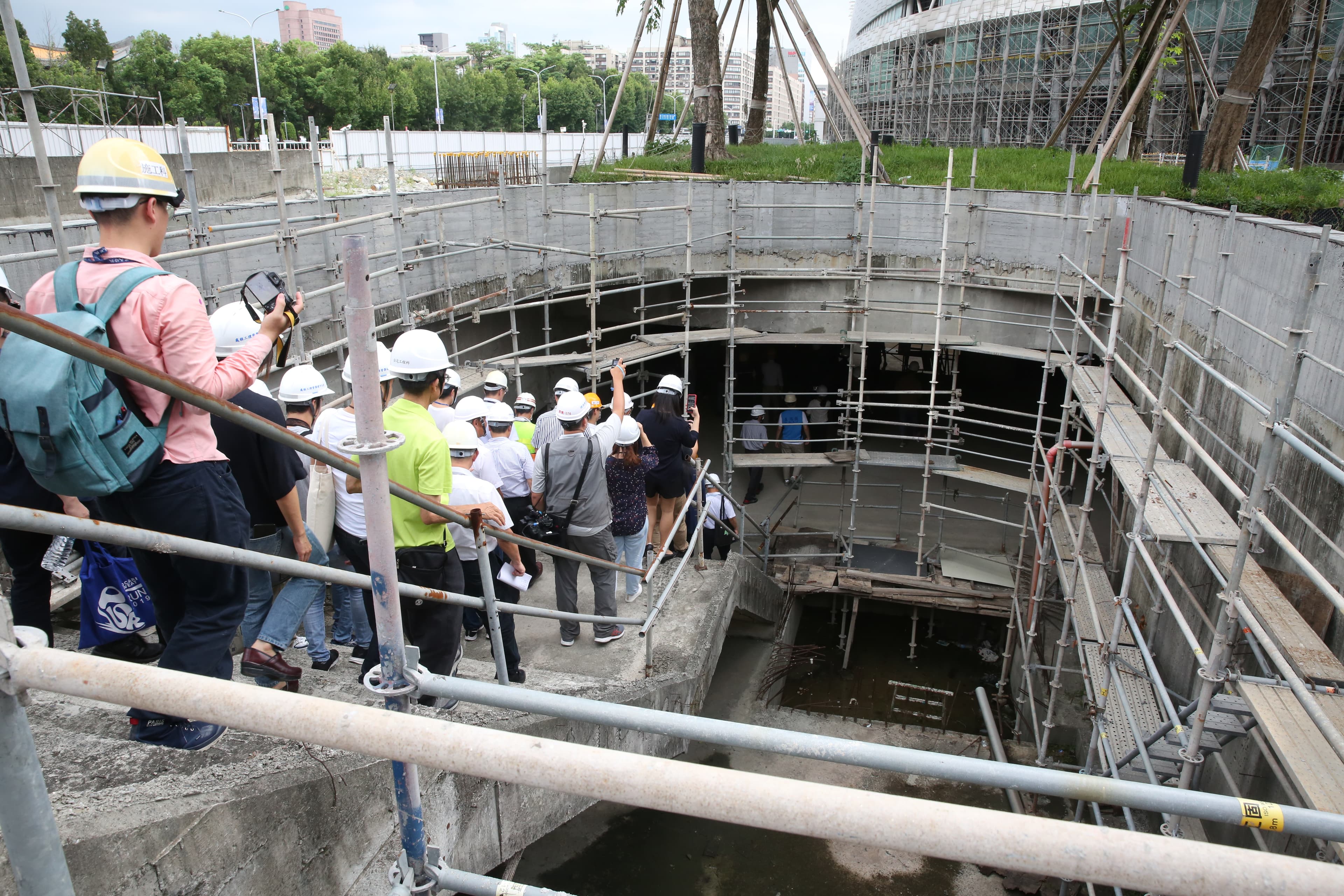 北市議員日前親赴大巨蛋內考察施工情況。