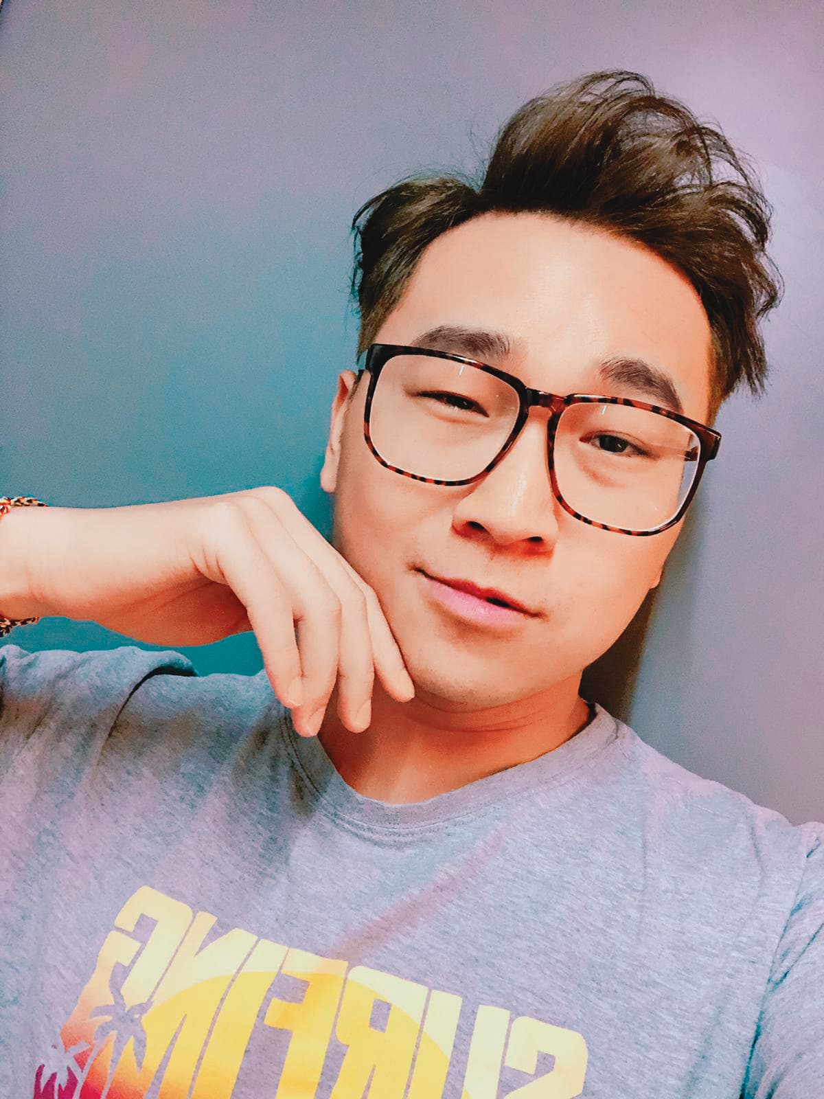 王子(劉興偉):曾涉獵職人(麵包冠軍師傅)經紀工作,擔任宥勝的經紀人4年,現任職於喜鵲娛樂經紀部。