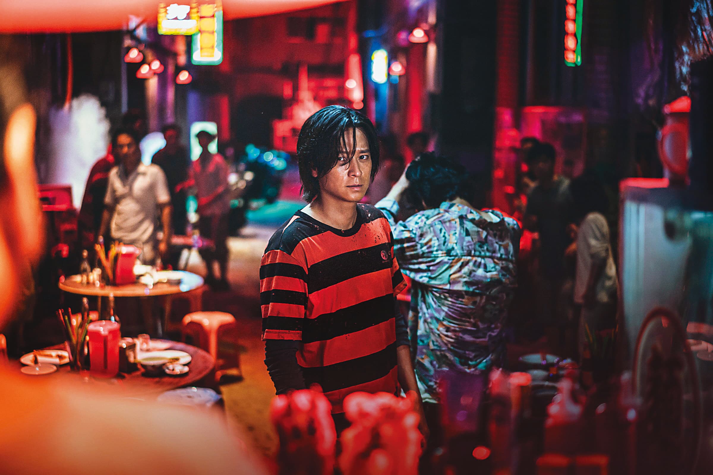 《屍速列車2:感染半島》中,姜棟元為活命逃亡至香港,淪為難民。(車庫娛樂提供)