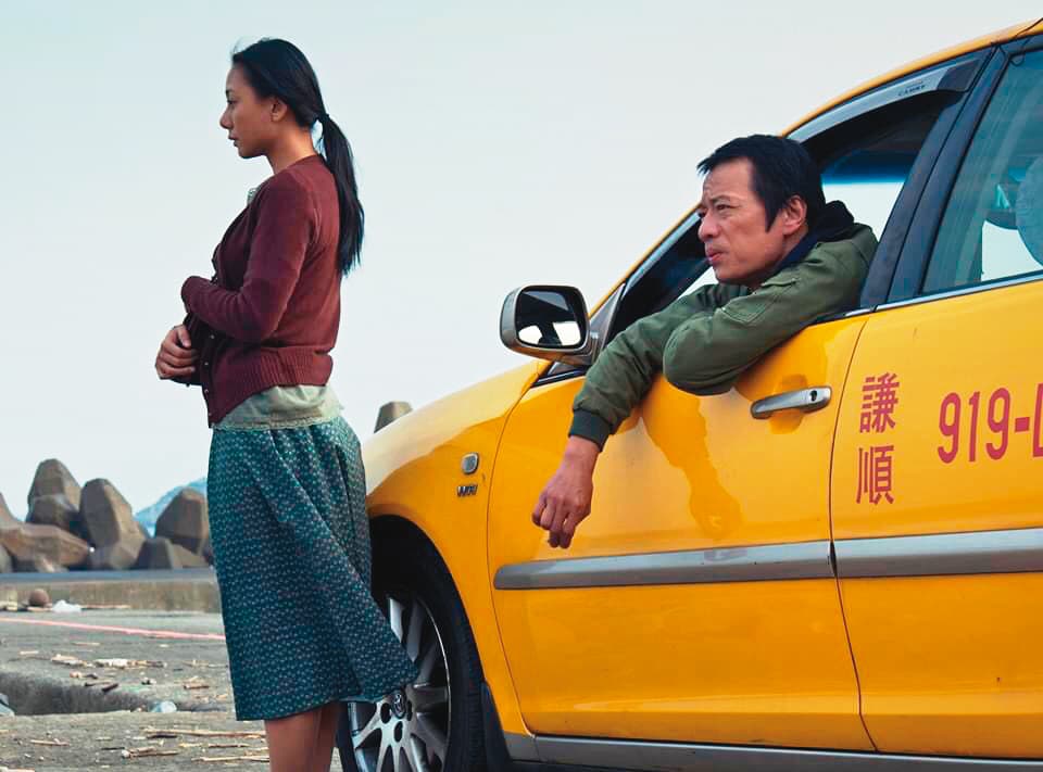 施立編導,高慧君(左)、吳朋奉(右)主演的《離家的女人》,獲高雄電影節國際短片競賽優秀影片獎。(施立提供)