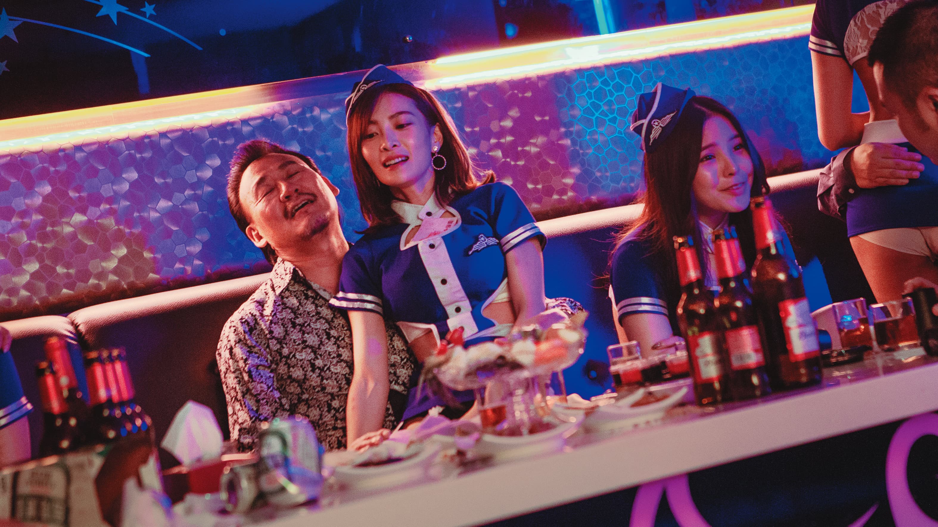 影片特別就李亦捷(中)飾演的酒店小姐請「酒店顧問」,真實呈現酒店的人物與場景細節。(好威映象提供)