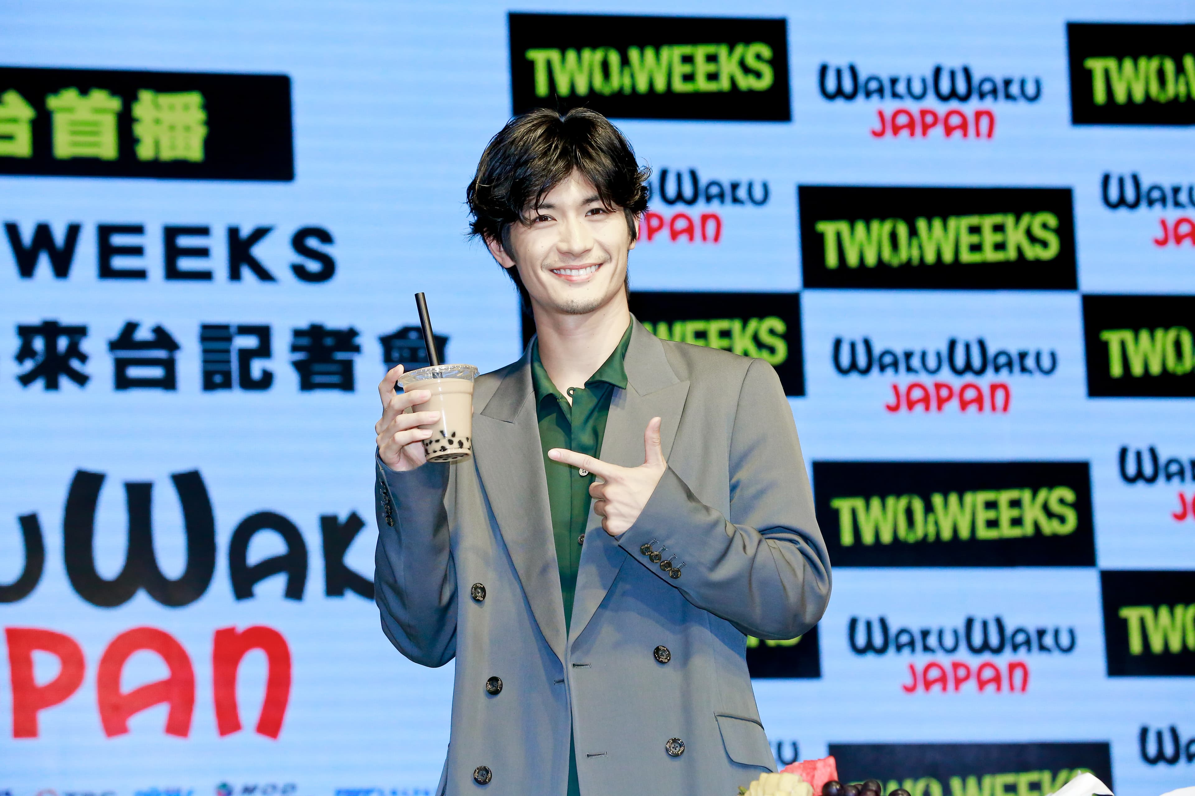 2019年,三浦春馬來台宣傳《TWO WEEKS》,大啖台灣名產珍珠奶茶。