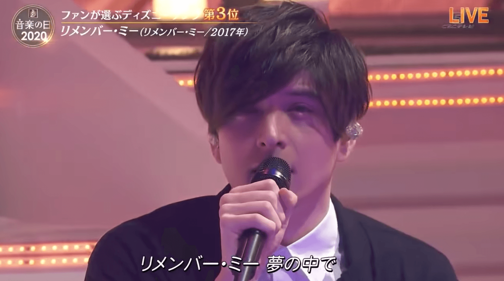 城田優一共演唱2首歌,唱第2首歌時,眼睛已因為哭得太厲害腫得不像話。(網路圖片)
