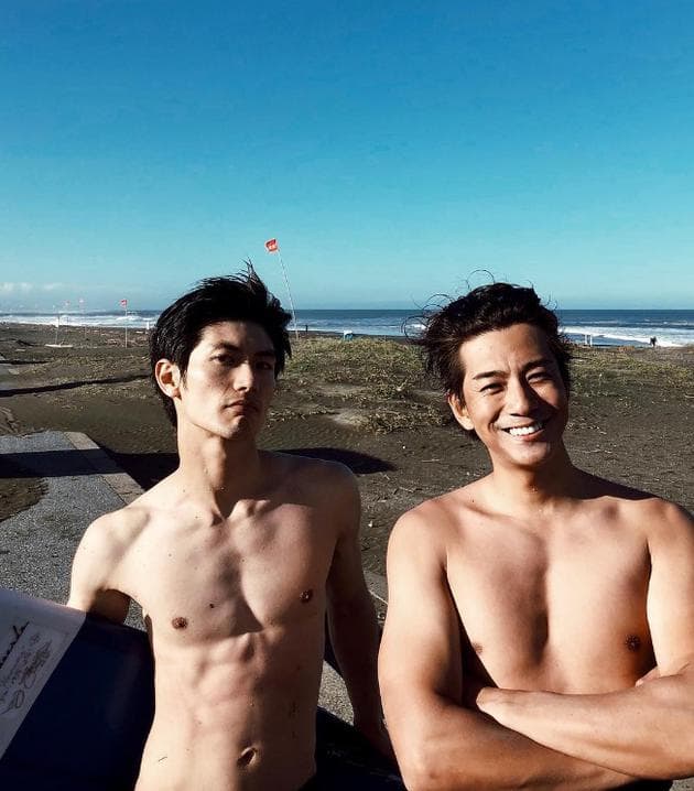 三浦春馬(左)與三浦翔平常常相約一起衝浪。(網路圖片)