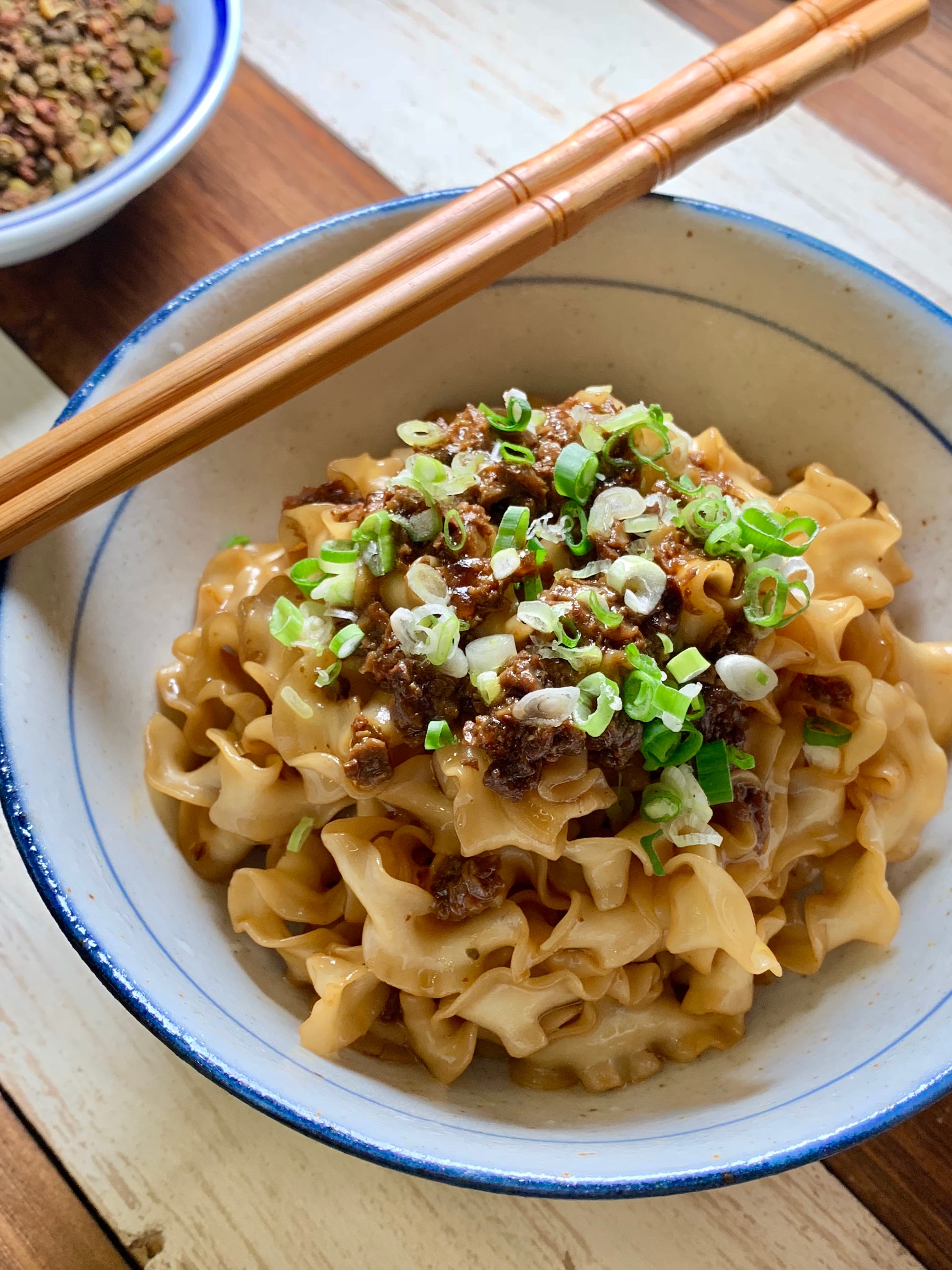 首發產品「椒麻醬香麵」,關廟麵的麵體相當彈Q,素肉臊的醬味迷人,還能嘗到花椒微微的麻香。(264元/1袋4包,720元/1箱12包)