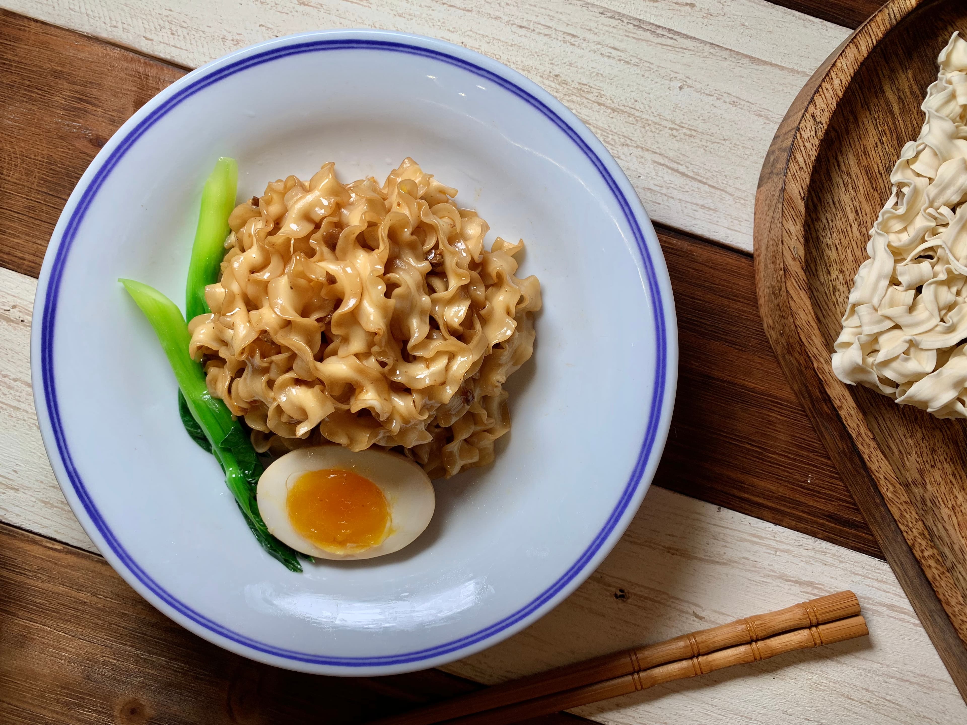 煮麵時,放些青菜和雞蛋,口味、營養更豐富。