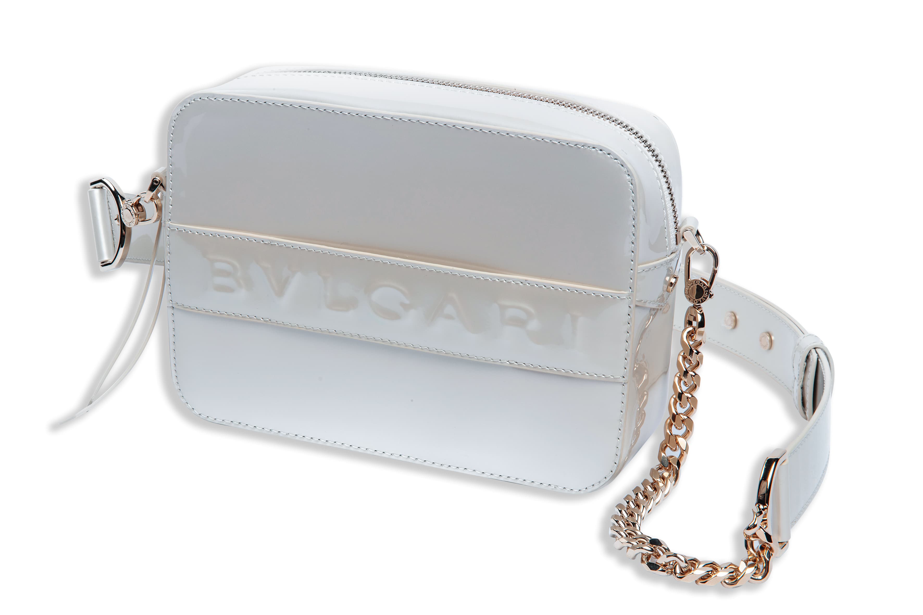 Serpenti Forever 7 Ways淨白瑪瑙色山羊皮相機包 NT$55,500(BVLGARI提供)