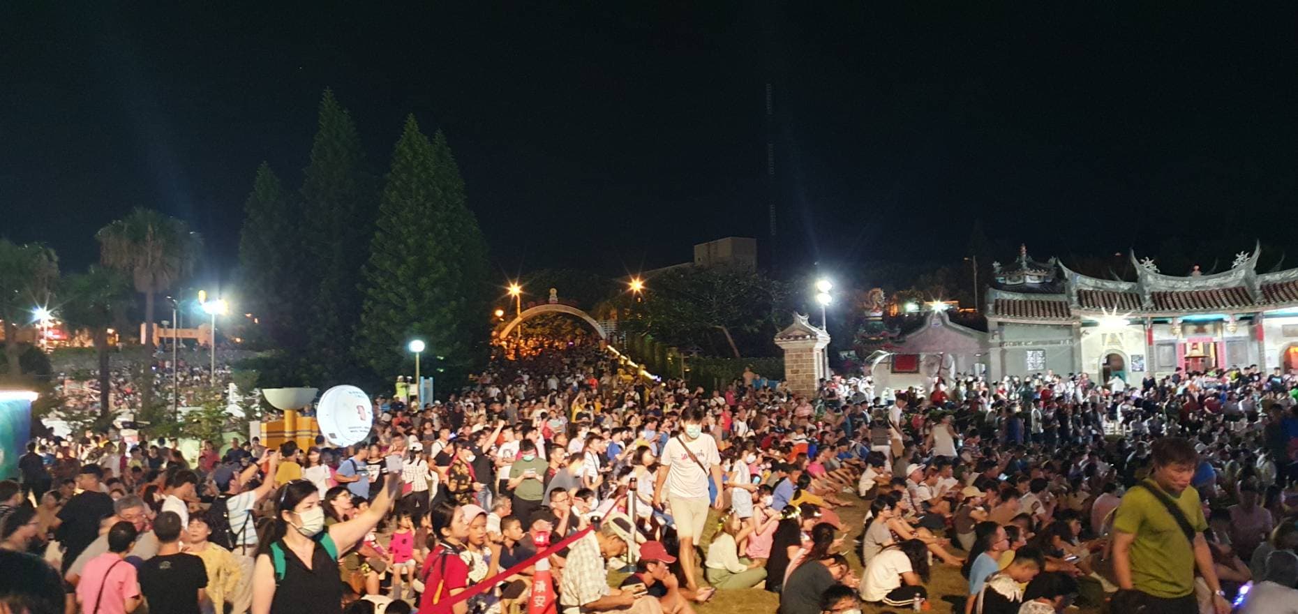 國旅大爆發,澎湖花火節湧入約2萬2,000人,也被質疑太多人潮可能影響觀光品質。(翻攝自澎湖縣政府警察局臉書)