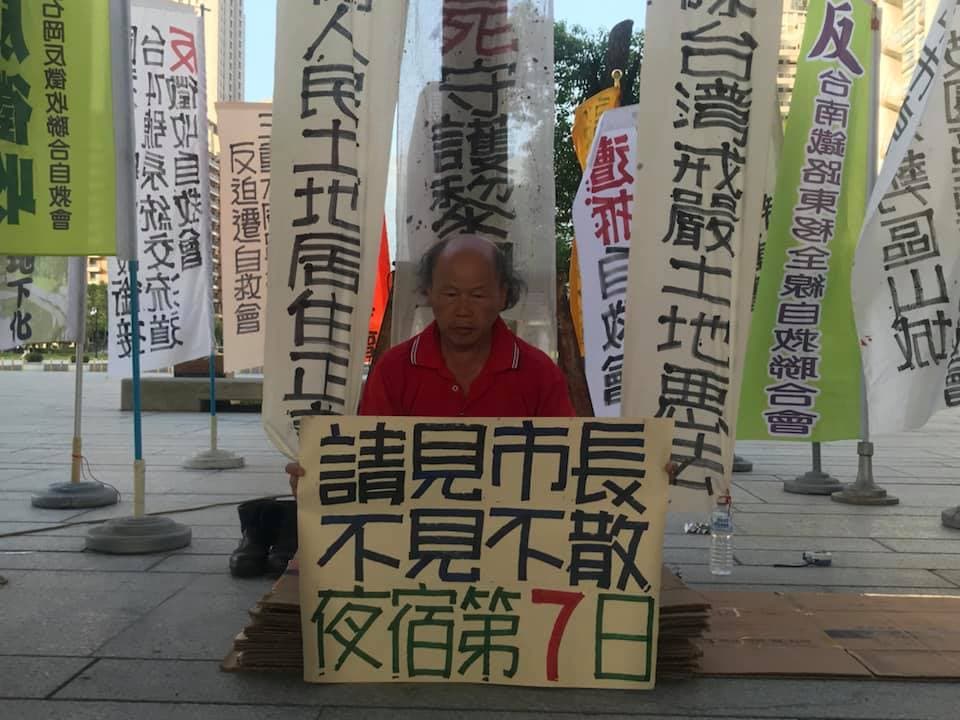 林金連於台中市政府前夜宿抗爭第7日。(黎明幼兒園臉書照片)
