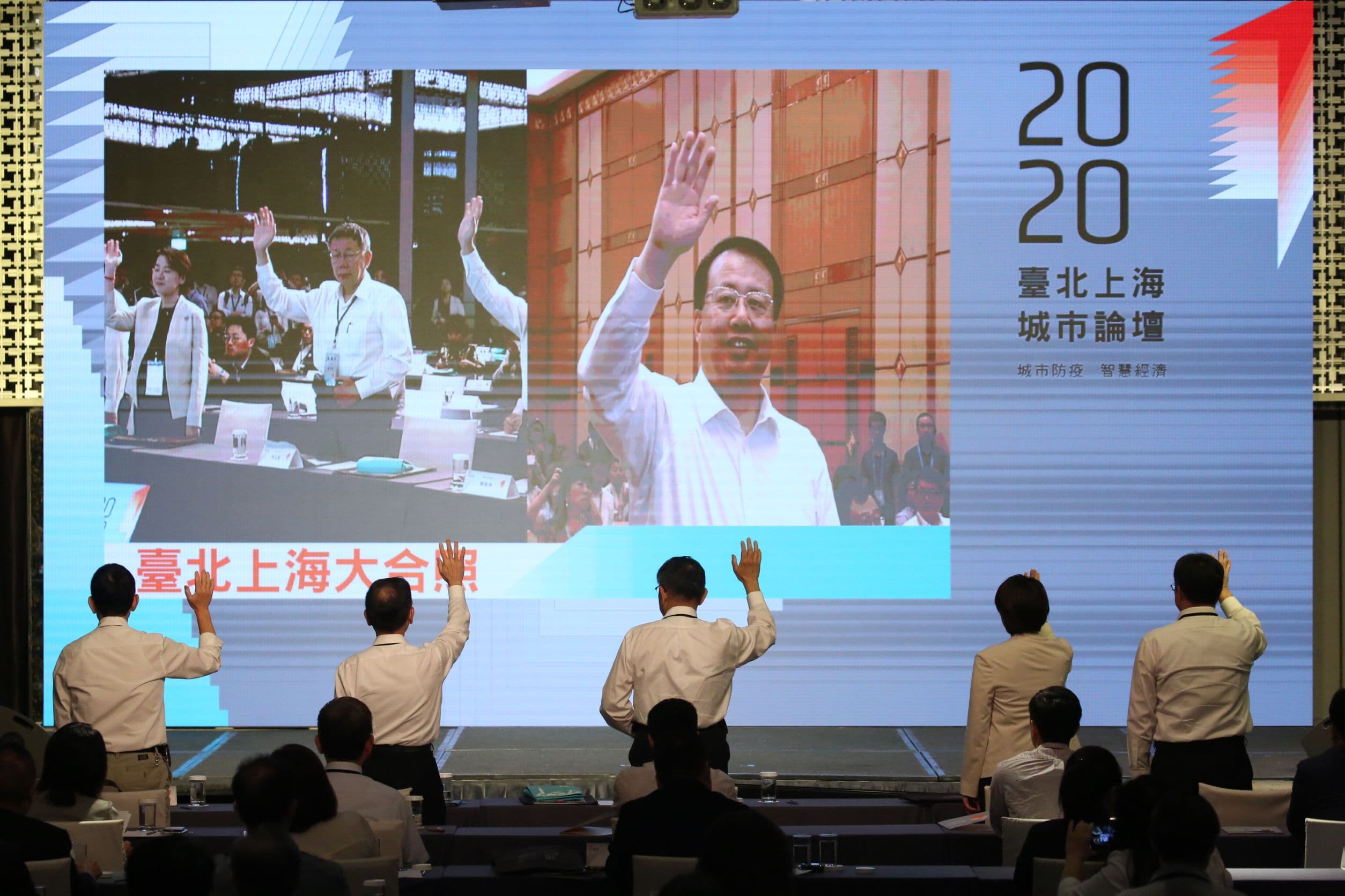 柯文哲率市府團隊與上海市市長龔正打招呼。
