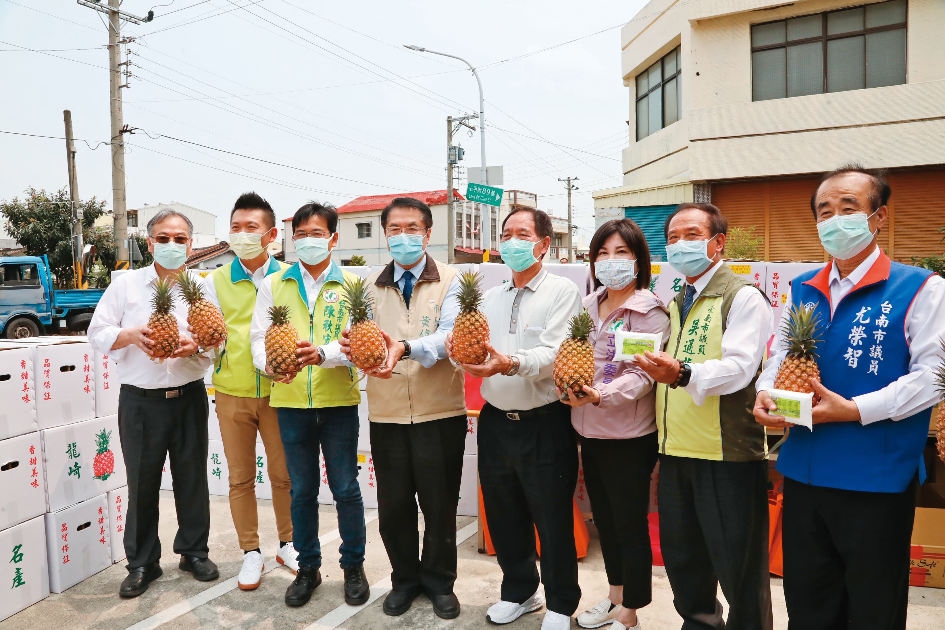 「南六企業」致贈千斤鳳梨給地方區公所,應援第一線防疫人員吃出健康同時,更是幫助農民度過難關。(臺南市政府新聞及國際關係處提供)