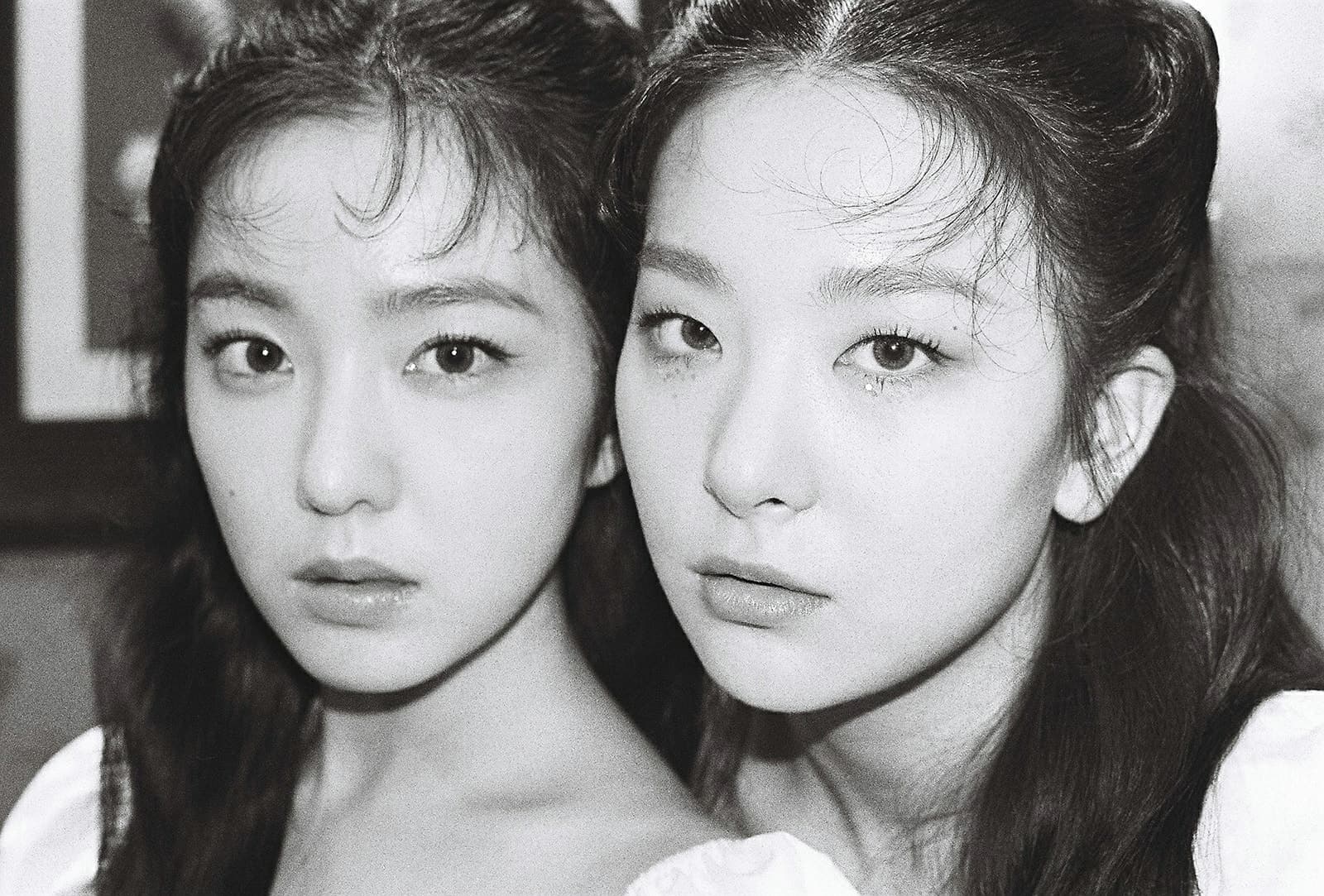 小分隊的Irene(左)和Seulgi。(翻攝自Red Velvet官方FB)