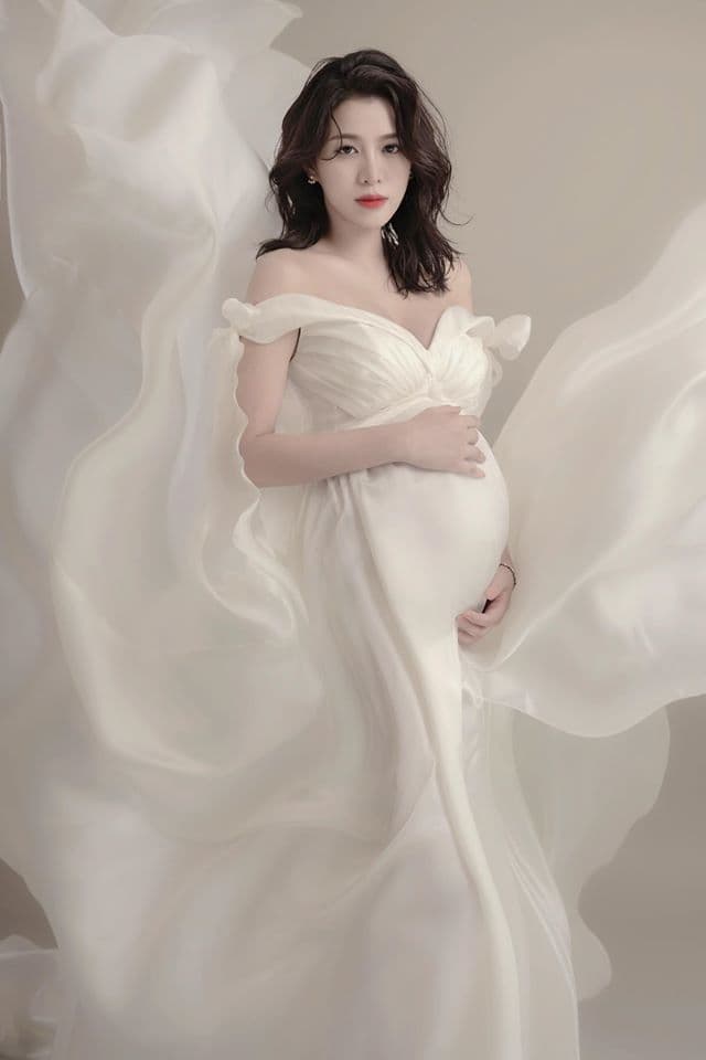今年初閃電結婚的王思平,22日在臉書曝光孕婦寫真。(翻攝自王思平臉書)