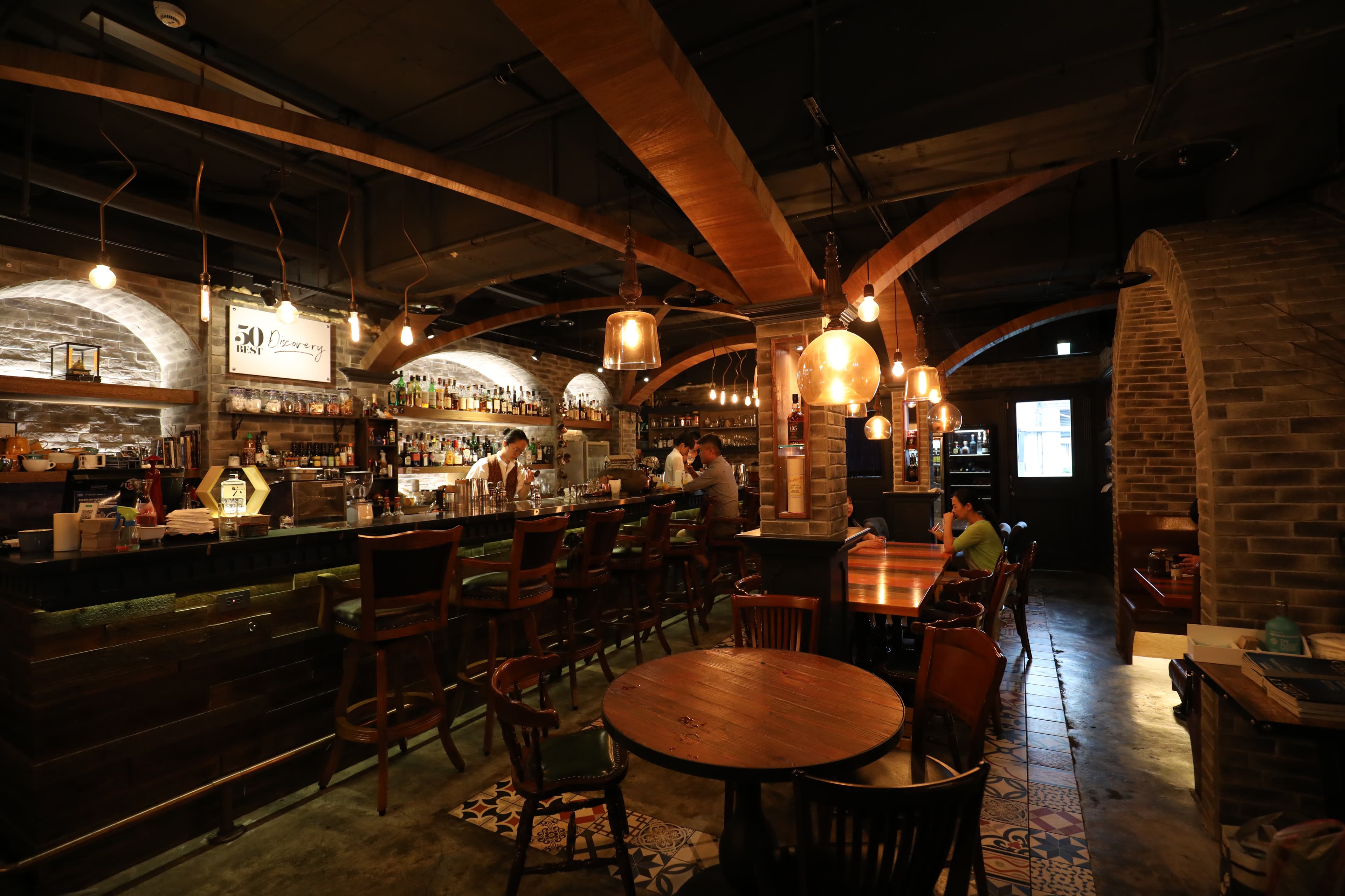 走進「Closet Restaurant & Bar」，馬上能感受到文化石和老件傢俱烘托出的溫暖情調。