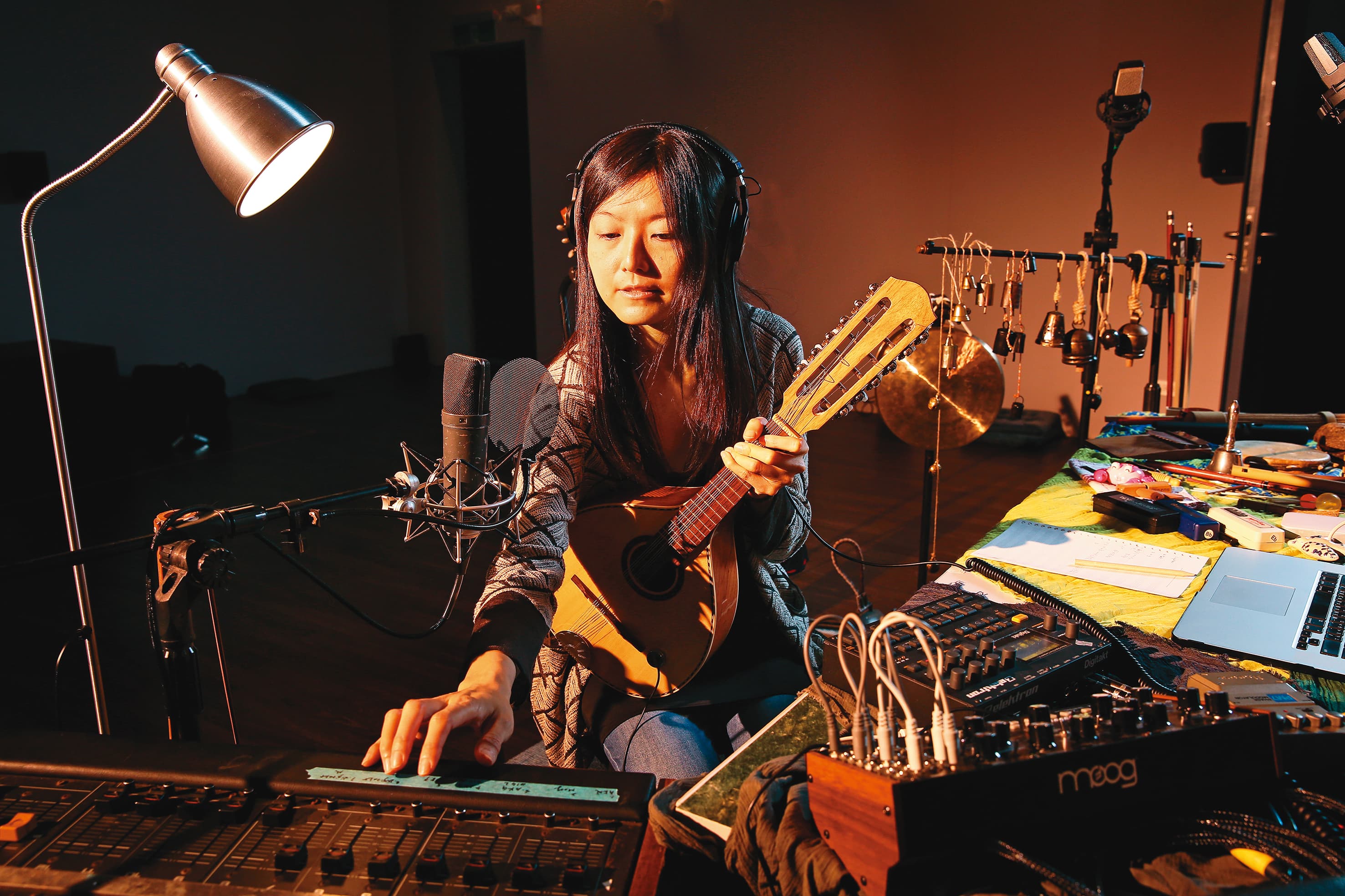 音樂家王榆鈞在工作坊的現場布置了一個工作區,即時創作音樂。