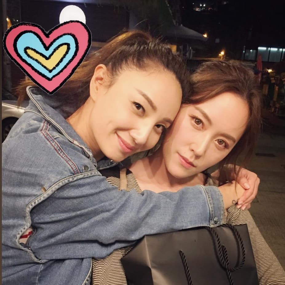 鄭希怡曾與同公司的劉思惠及蔣雅文組成女子組合3T女團,去年她與已來台定居的蔣雅文曾在香港吃火鍋重聚。(翻攝自鄭希怡IG)