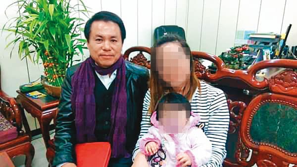 張定瑋(左)與幫他詐騙的簡姓女助理(右)差30歲,2人還傳出不倫戀。(讀者提供)