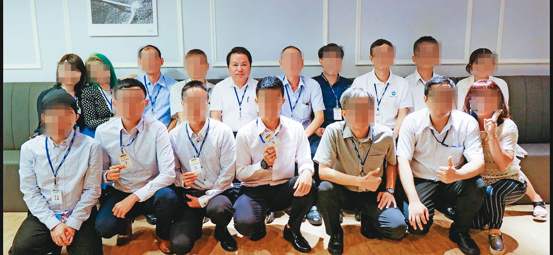 花大錢上命理課的學員們開心與張定瑋合照,事後才發現上當。(讀者提供)