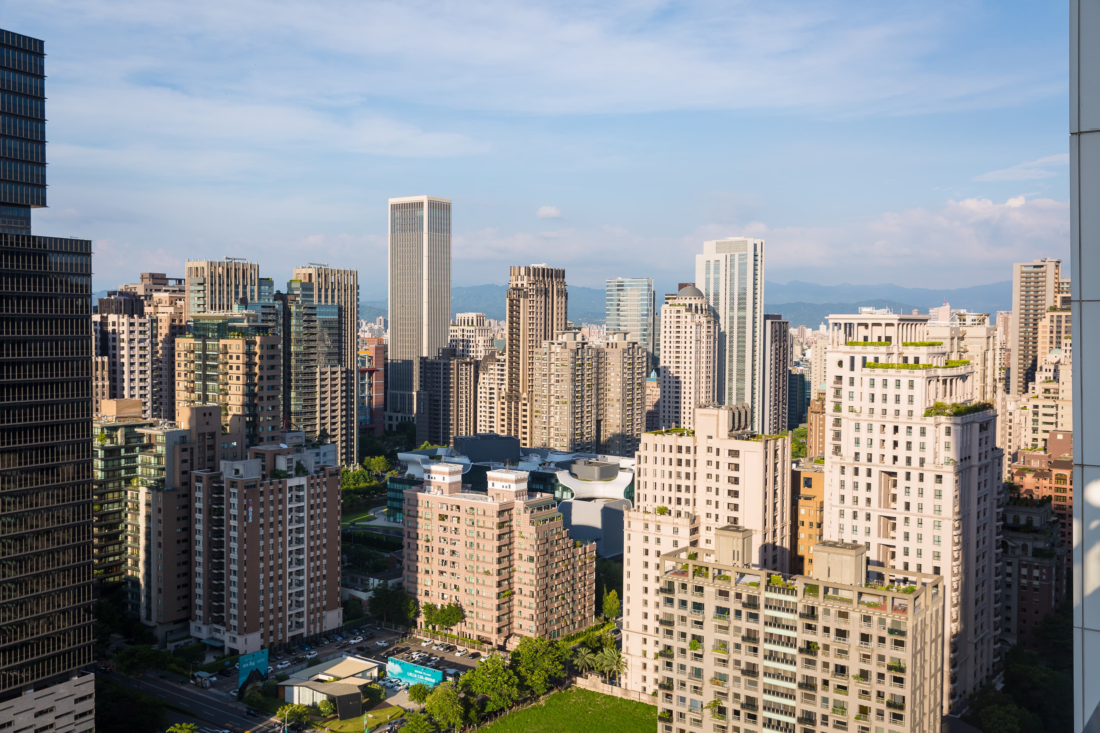 興富發光是上半年就賣掉5,500戶房子,更在七期推出多棟商辦皆完銷,每一步都踏得特別謹慎。