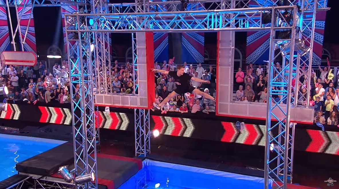 謝夫曾參與英美版本的《極限體能王》挑戰。(翻攝自Ninja Warrior UK YouTube)
