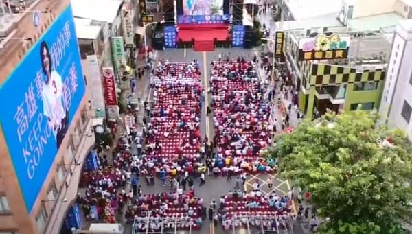 李眉蓁造勢活動開始前1小時,不似先前韓國瑜的造勢活動,椅子竟坐不到1/3。(翻攝自國民黨臉書)
