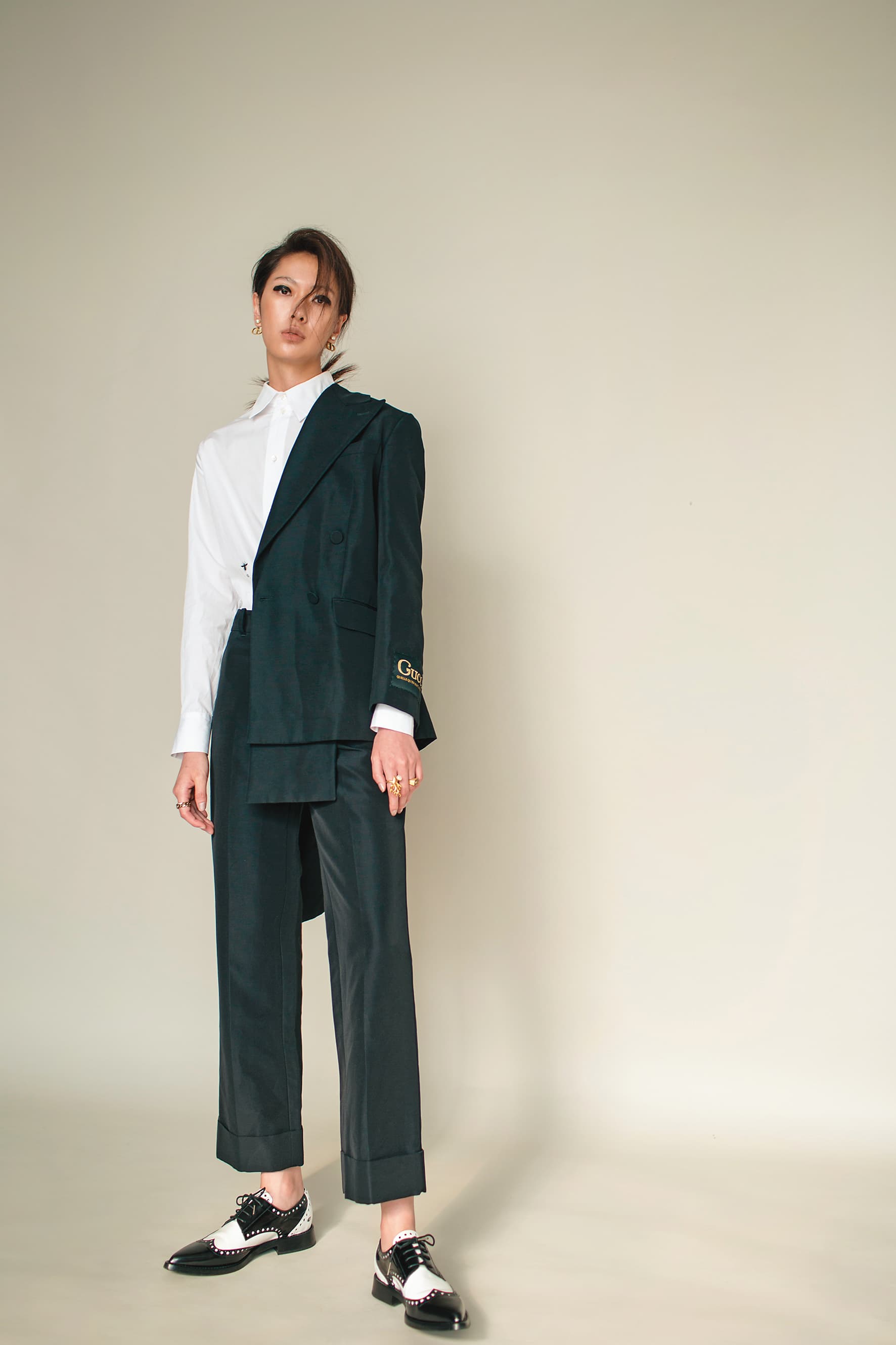 黑色多層次西裝 NT$110,000 by GUCCI／白色長版襯衫 NT$43,000 by Dior／九分西裝褲 NT$34,000 by GUCCI／雙色牛津鞋 價格店洽 by MICHAEL KORS／Tribales珍珠仿舊金屬耳飾NT$17,000 by Dior／30 Montaigne仿舊金屬鍊戒（左）NT$11,000 by Dior／Corail仿舊金屬珊瑚與珍珠戒指（中）NT$15,000 by Dior／Stone青金石仿舊金屬戒指（右）NT$15,000 by Dior／