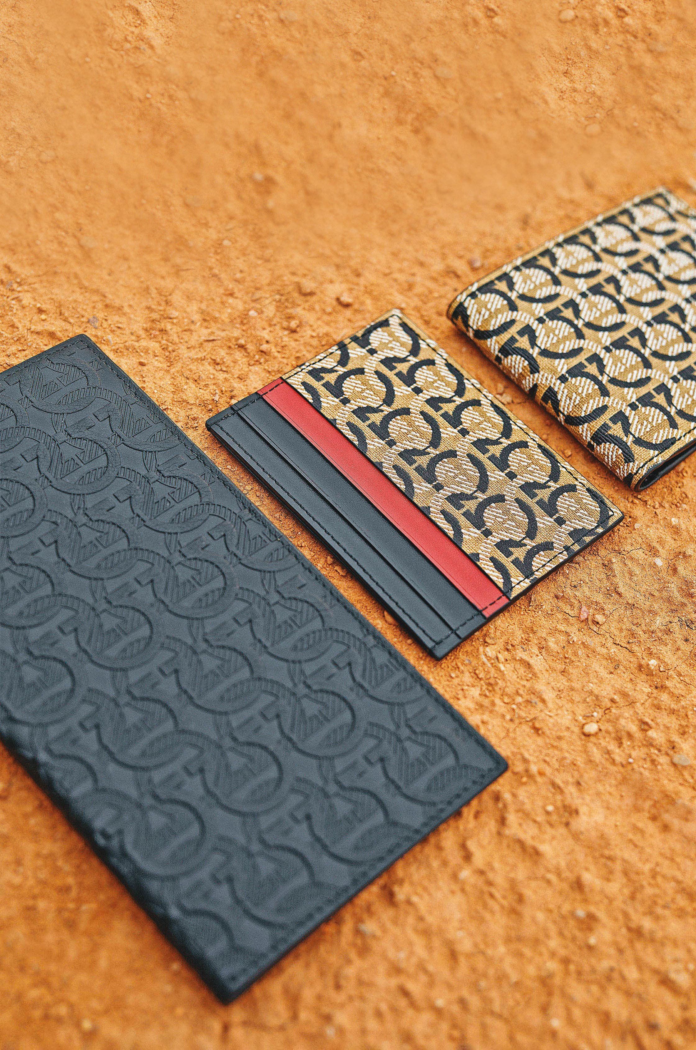 黑色GANCINI壓紋長夾NT$19,500(左起)、GANCINI Monogram名片夾NT$8,500、GANCINI Monogram短夾NT$13,500(Salvatore Ferragamo提供)