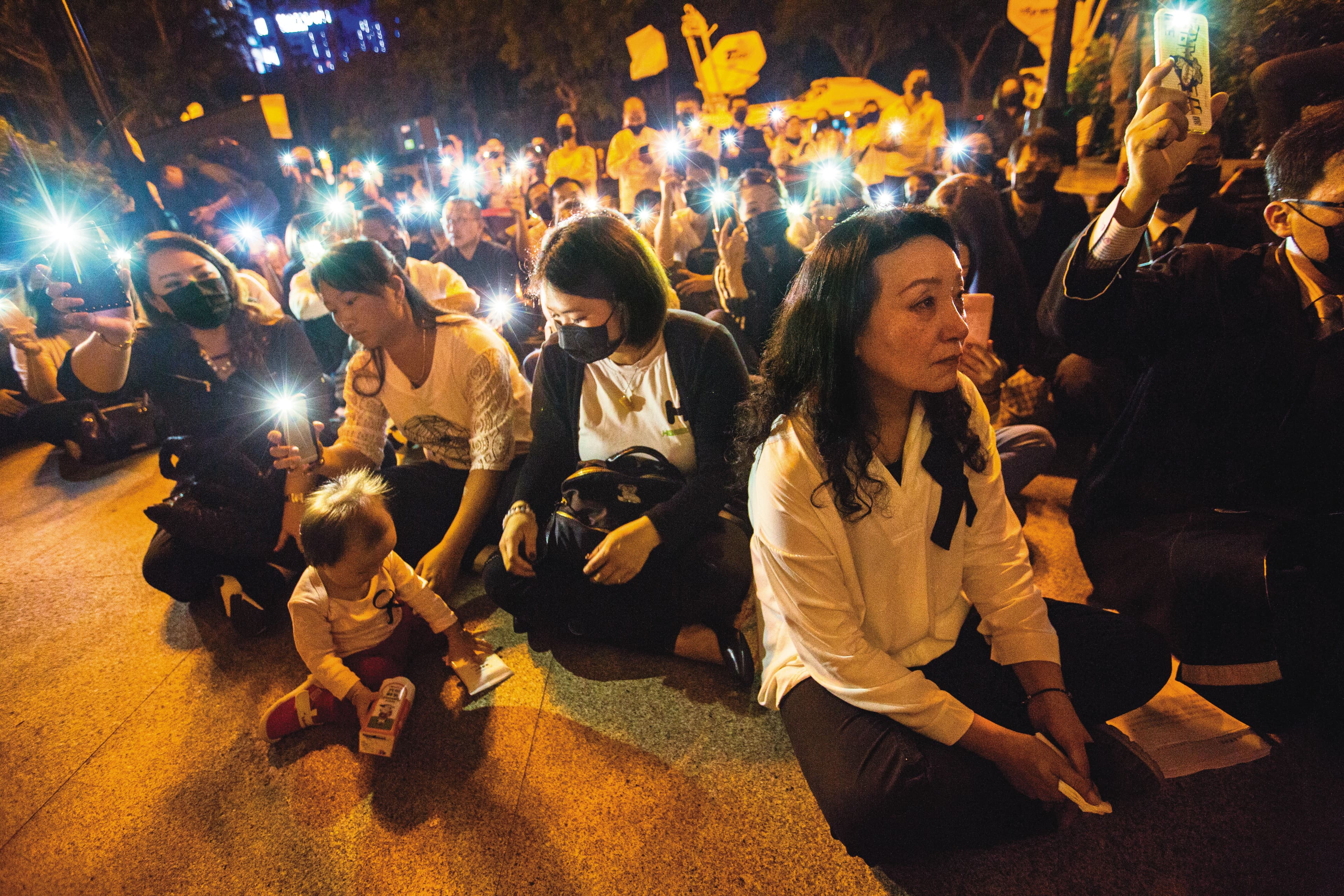 2017年,王薇君前往最高法院要求再審王昊兒虐致死案,周圍不少媽媽帶著孩子來聲援。