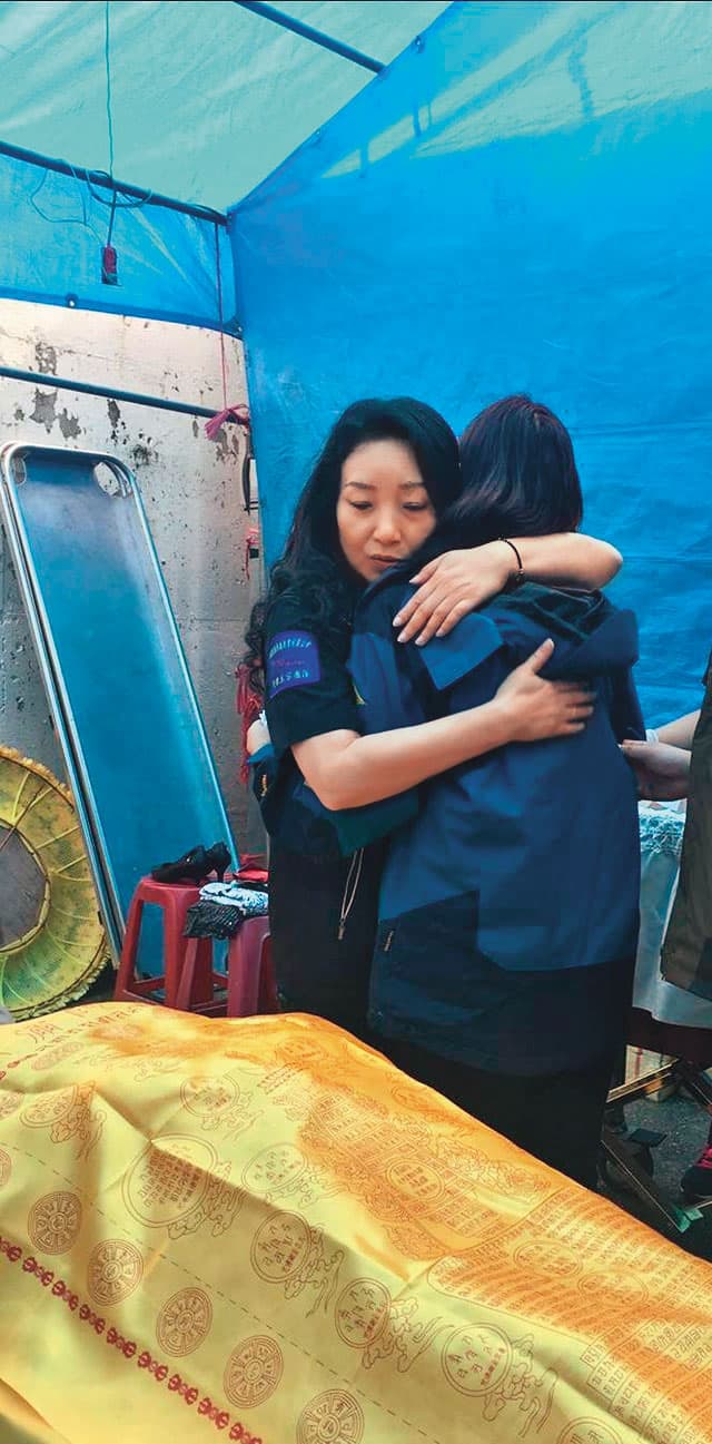 王薇君對被害人家屬的心情感同身受,全程協助遺體修復、火化。(翻攝王薇君臉書)