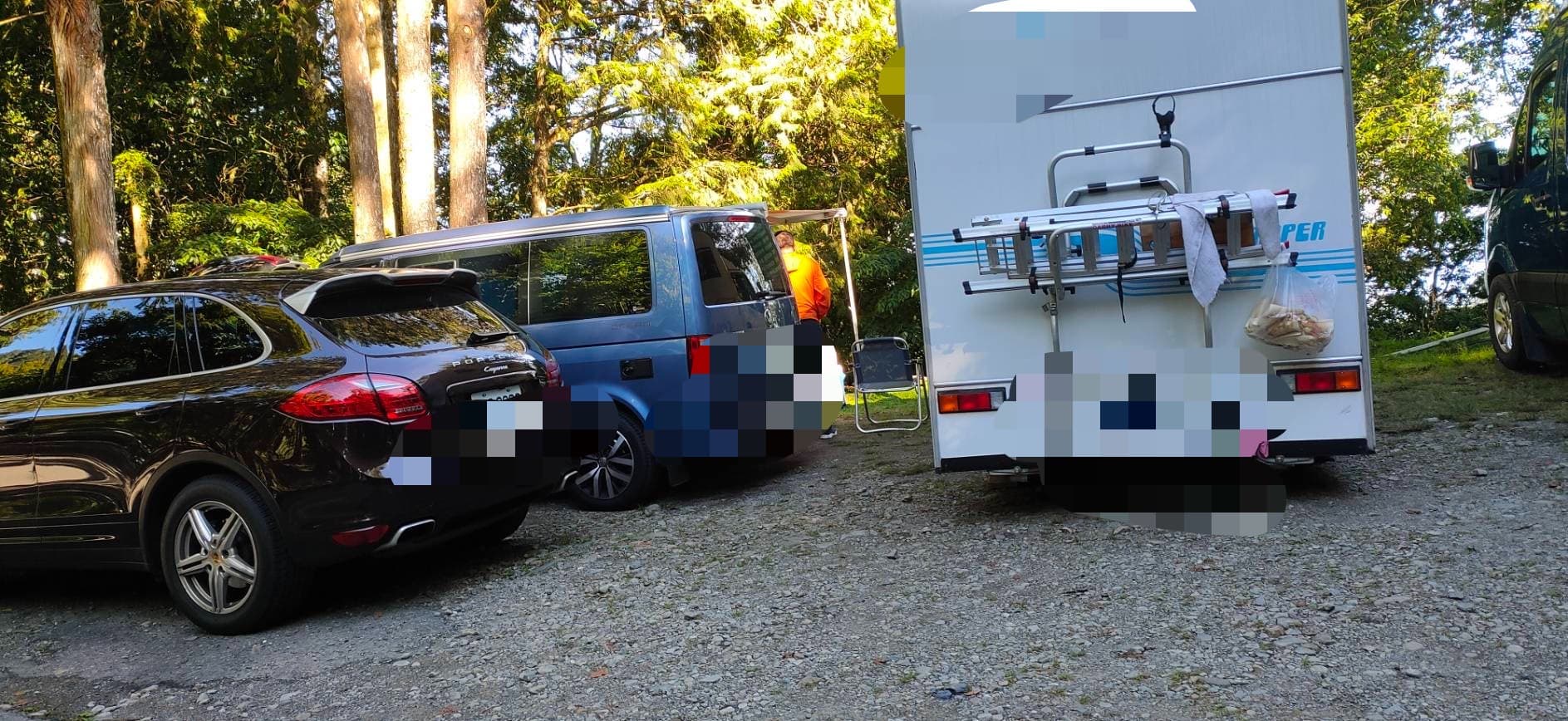 讀者爆料有退休老師與其友人駕駛百萬露營車,在園區內滯留20多天。(讀者提供)