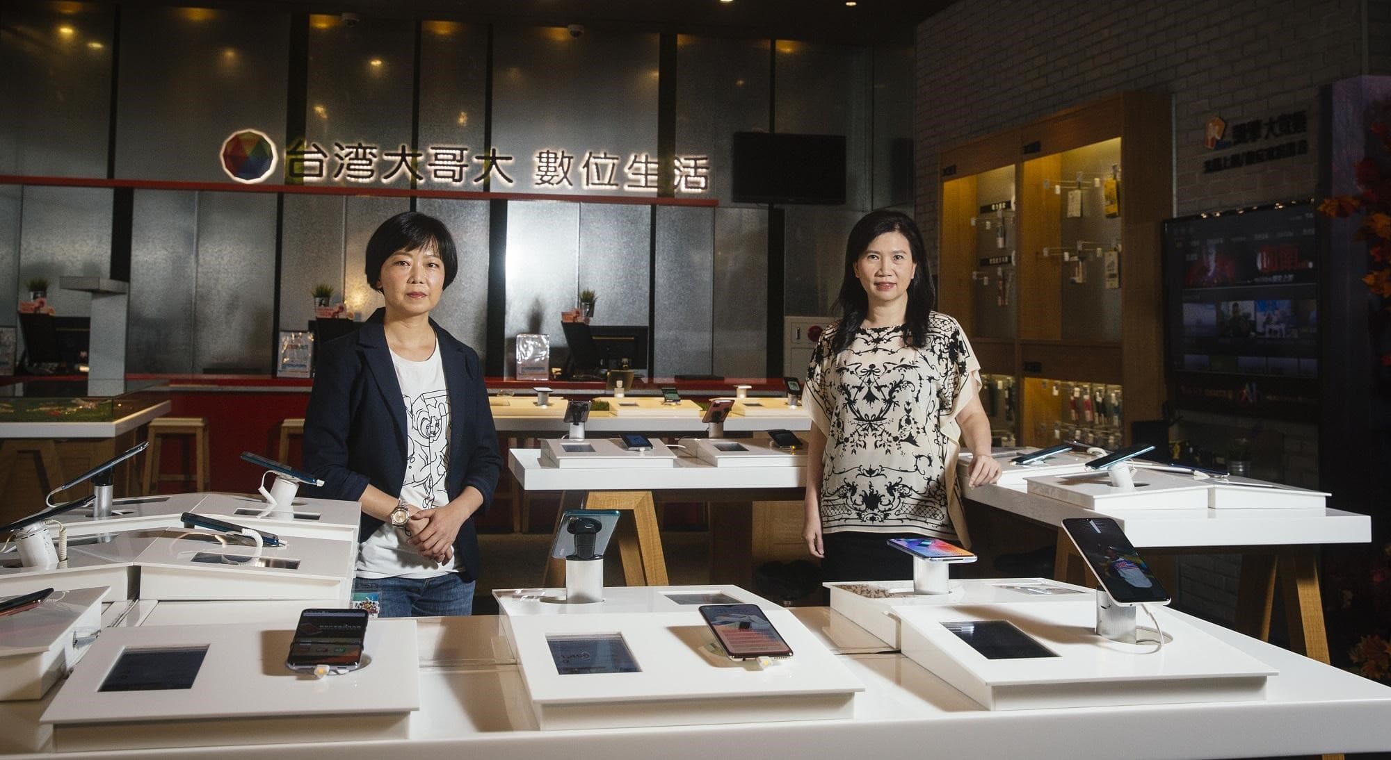 台灣大哥大新媒體服務副總經理李芃君（右）為擴展平台內容，積極與製作方合作。左為台灣大哥大影音事業處副處長邵珮如。