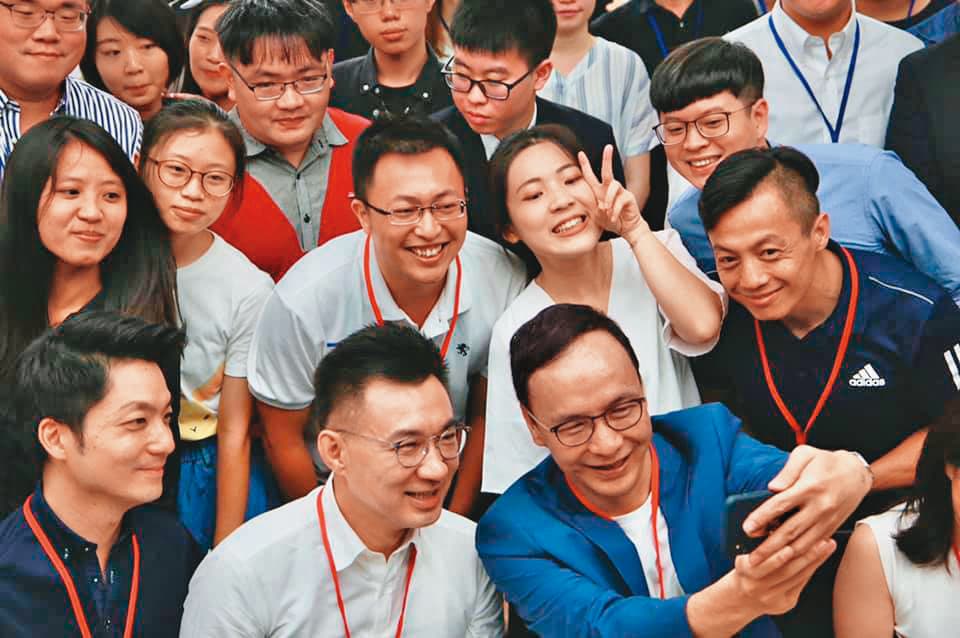 江啟臣(前排中)眼前的危機不只是市長補選,還包括前主席朱立倫(前排右)等人,虎視眈眈地展開黨魁布局。(朱立倫粉專提供)